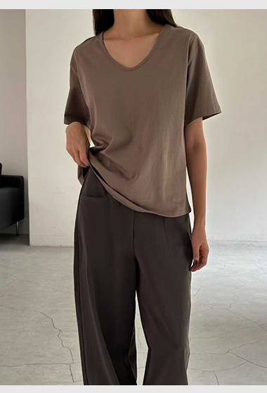 A03.細膩滾邊V領素TEE