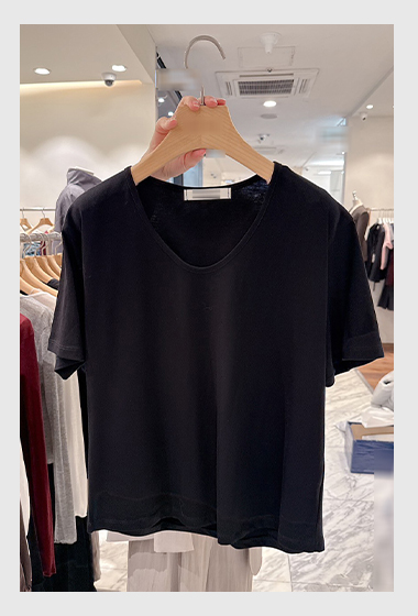 A03.細膩滾邊V領素TEE