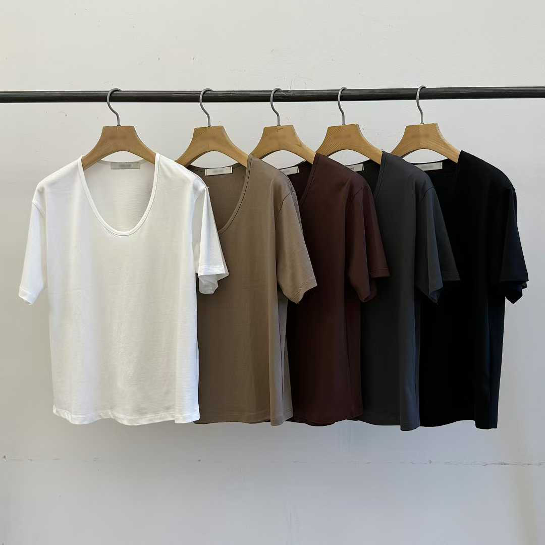 A03.細膩滾邊V領素TEE