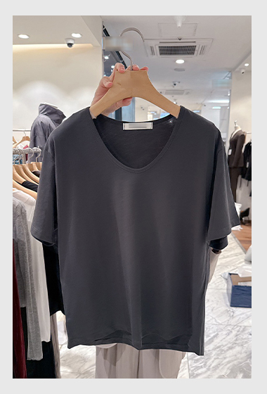 A03.細膩滾邊V領素TEE