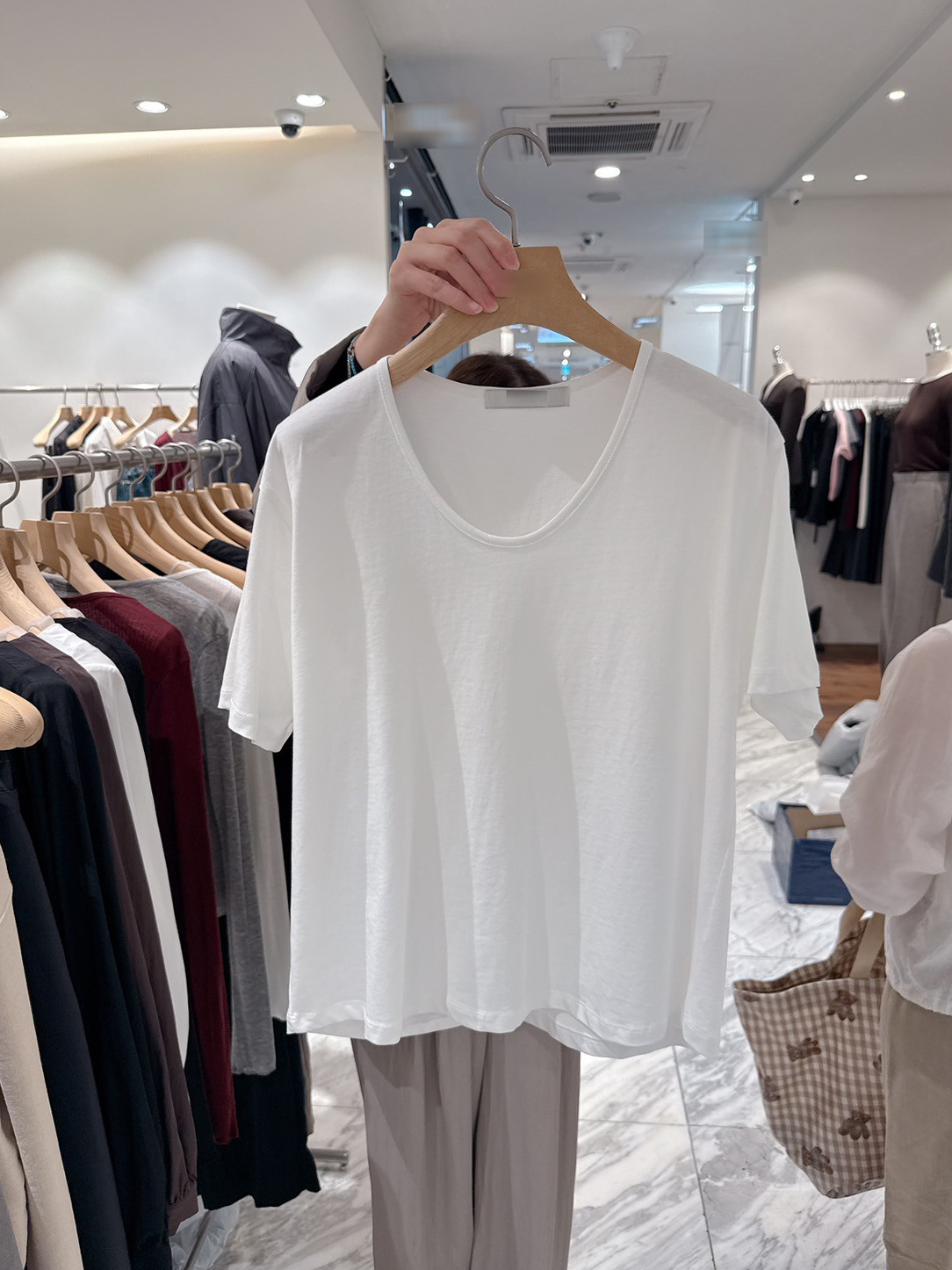 A03.細膩滾邊V領素TEE