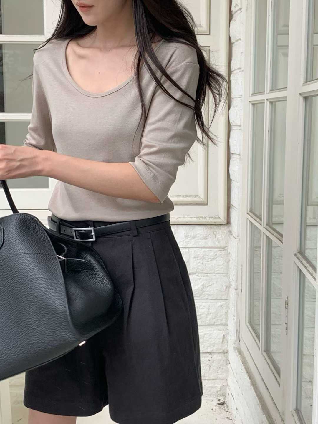 B06.小V家大U領天絲棉素TEE