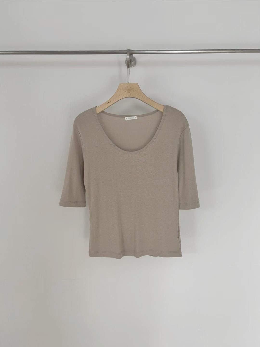 B06.小V家大U領天絲棉素TEE