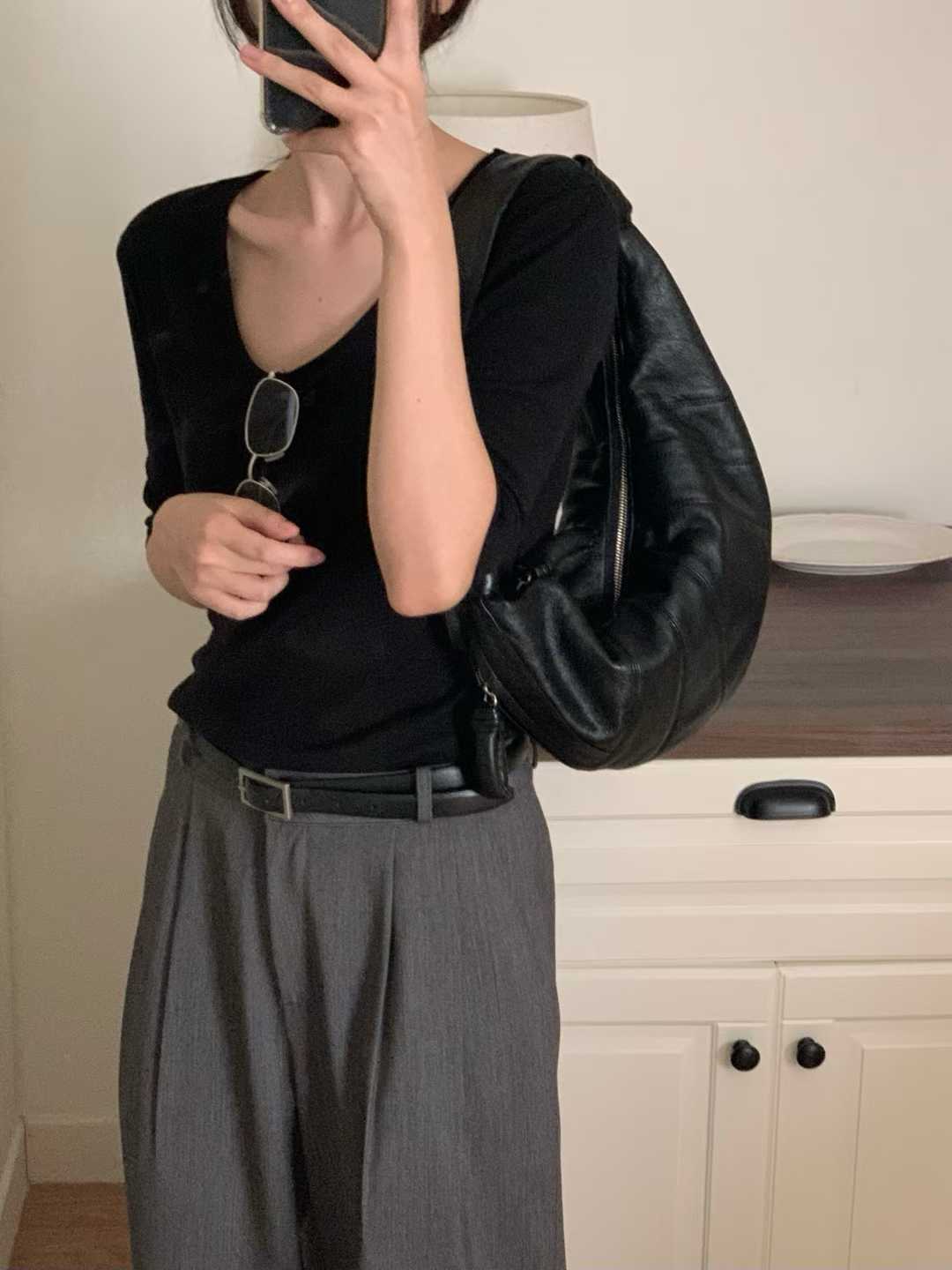 B06.小V家大U領天絲棉素TEE