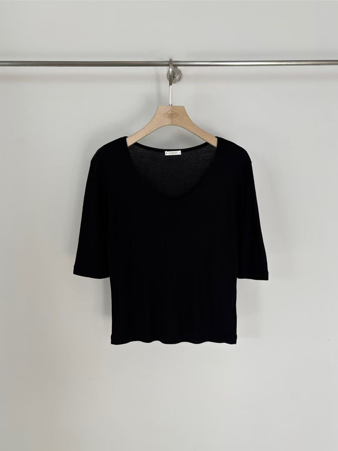 B06.小V家大U領天絲棉素TEE