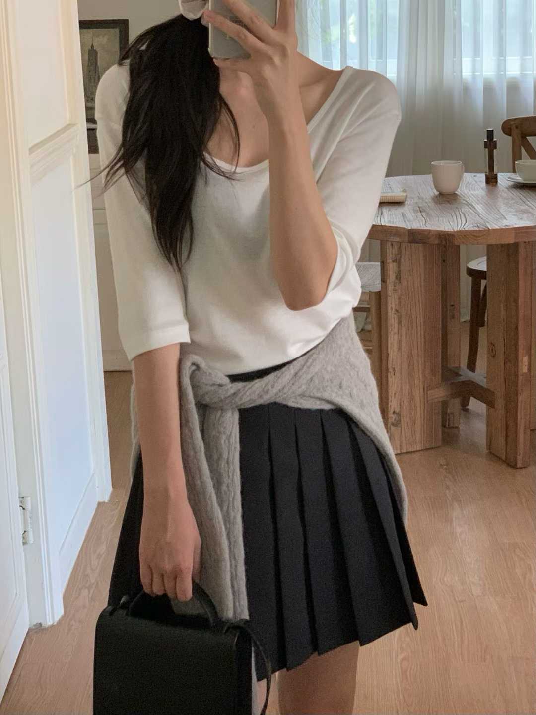 B06.小V家大U領天絲棉素TEE