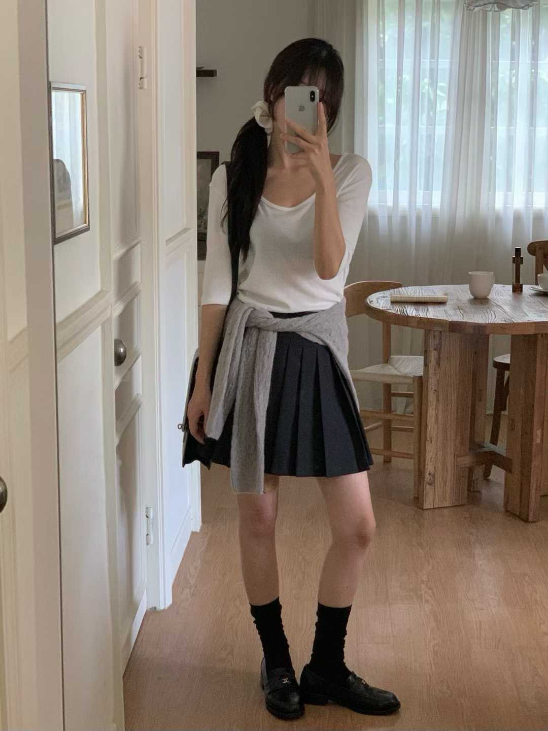 B06.小V家大U領天絲棉素TEE