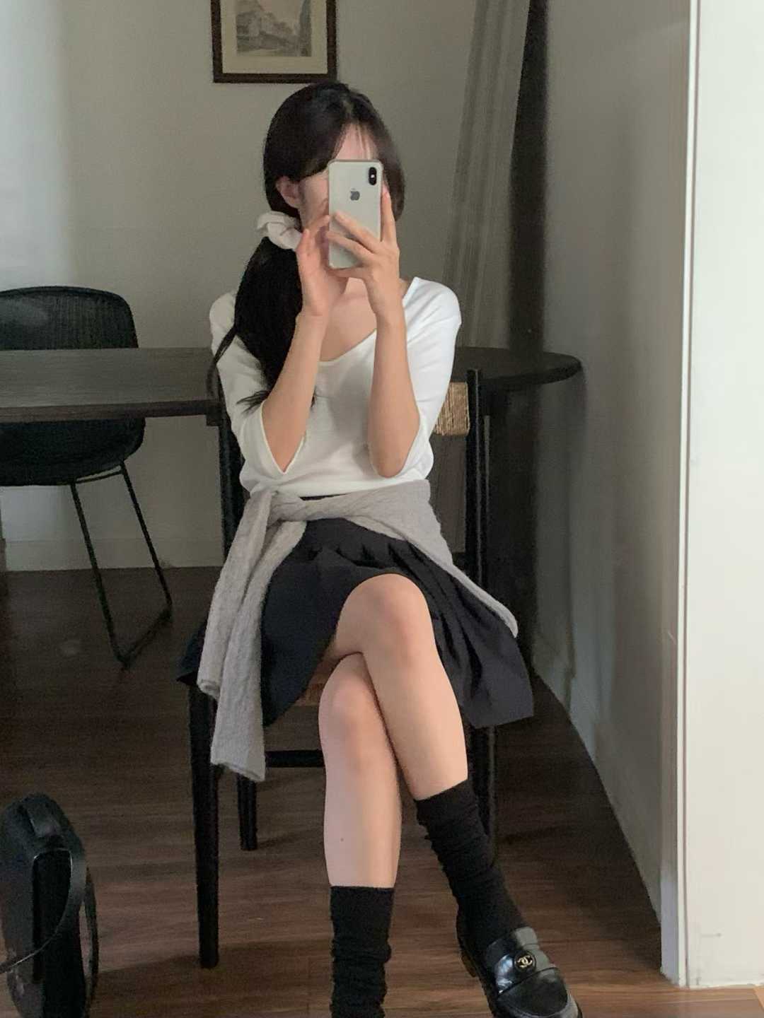B06.小V家大U領天絲棉素TEE