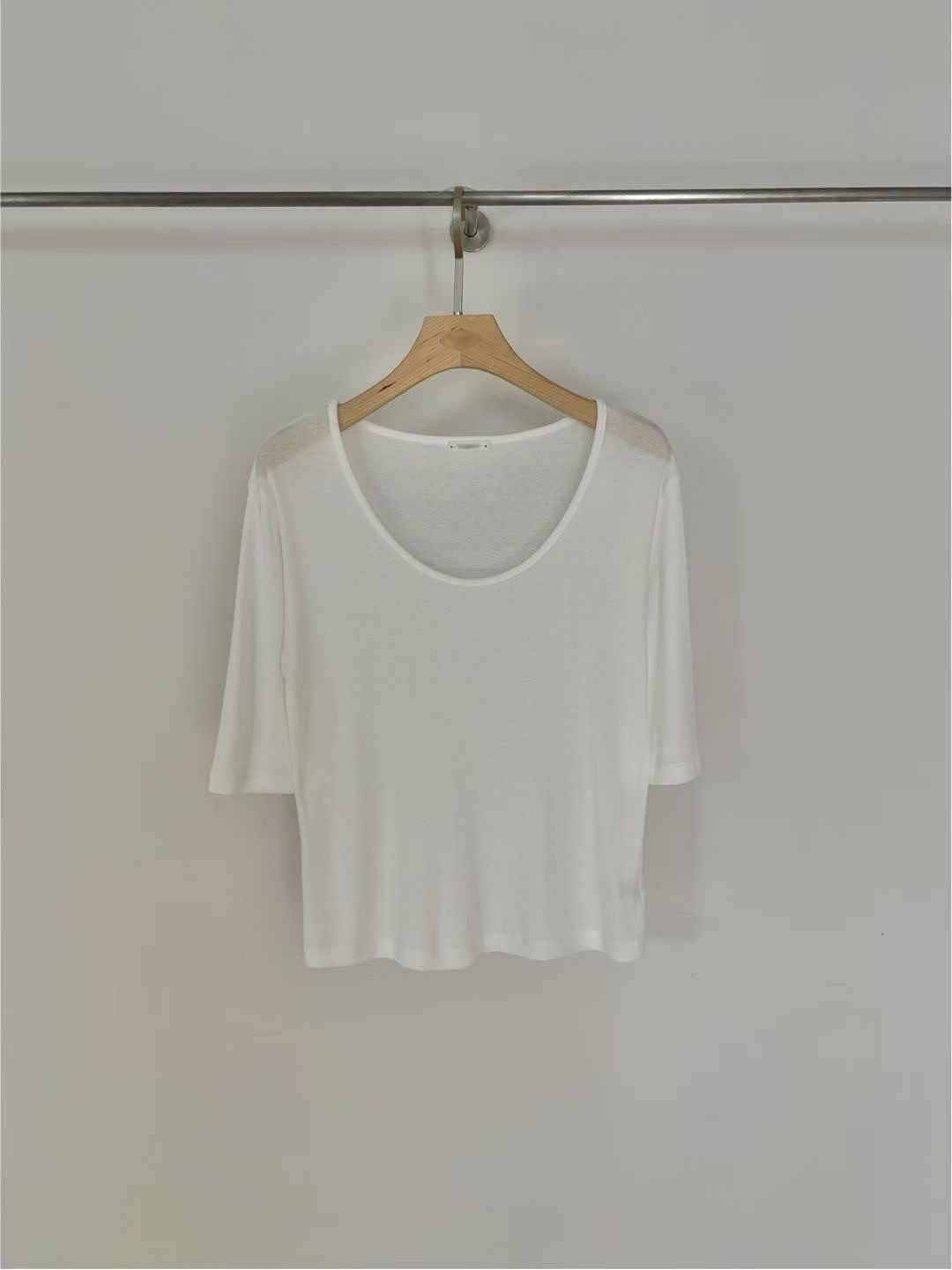 B06.小V家大U領天絲棉素TEE