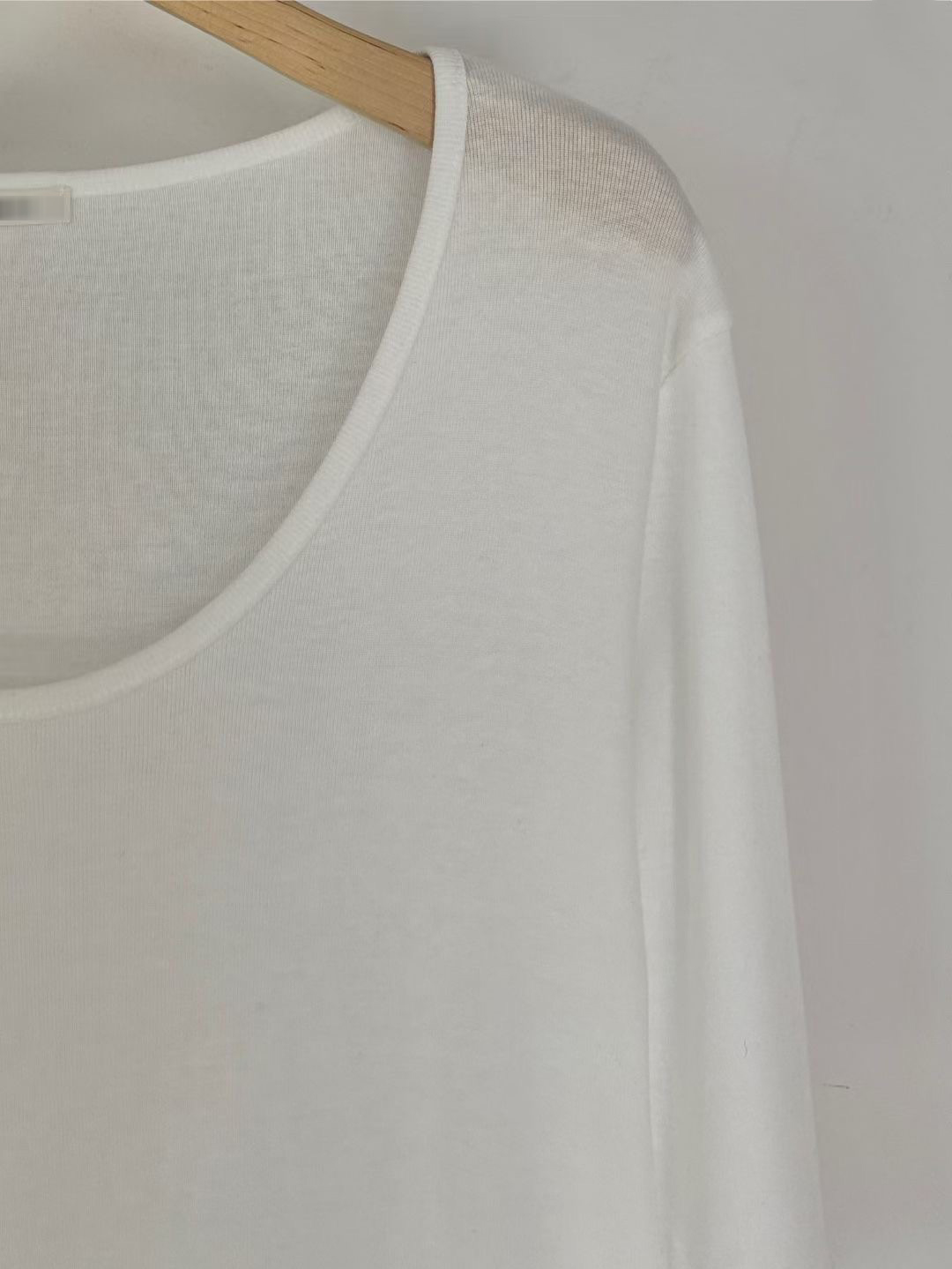 B06.小V家大U領天絲棉素TEE