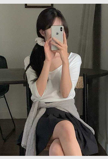 B06.小V家大U領天絲棉素TEE