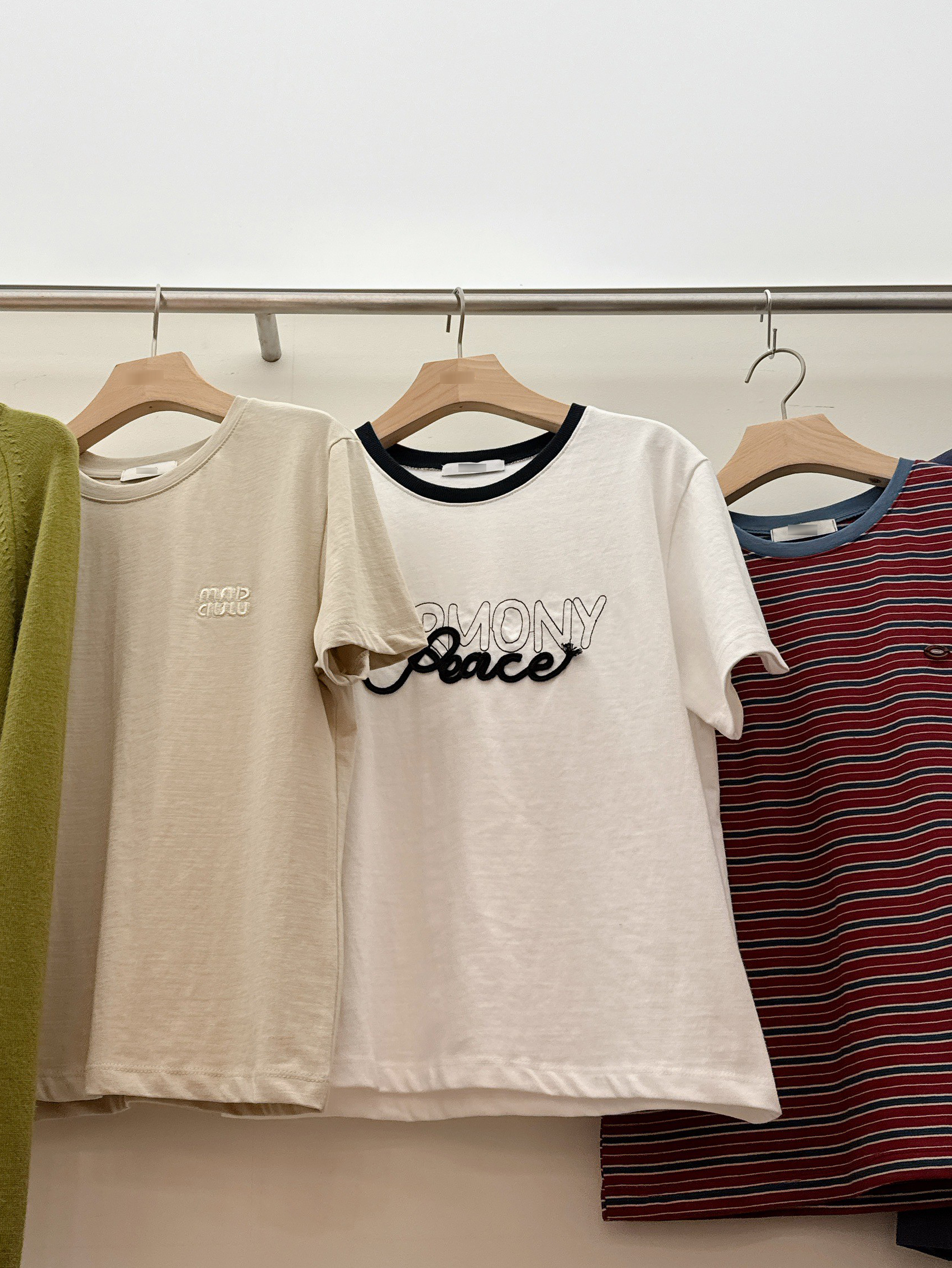 A05.特色立體字母短TEE