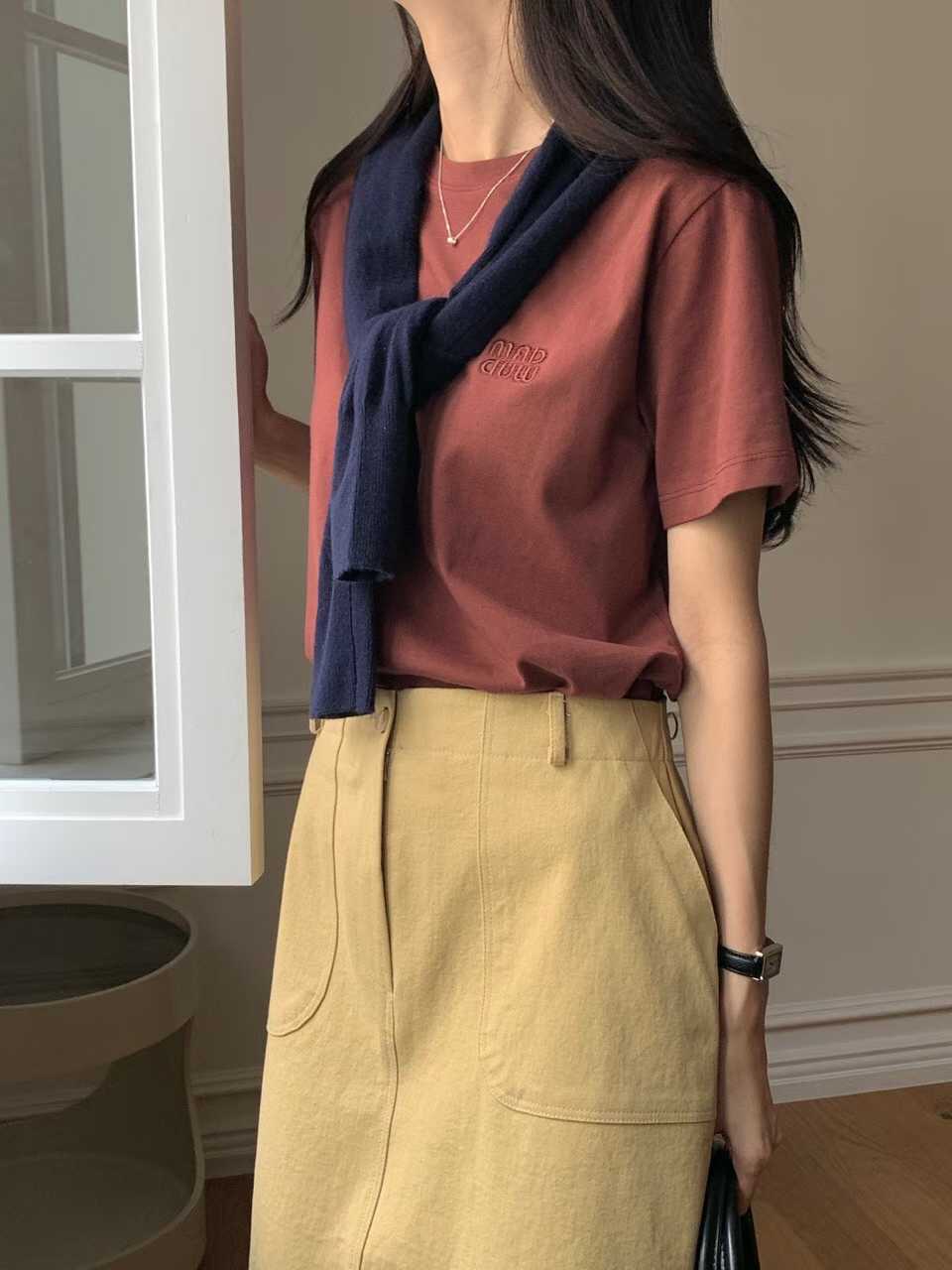 A08.文青風範同色小刺繡TEE