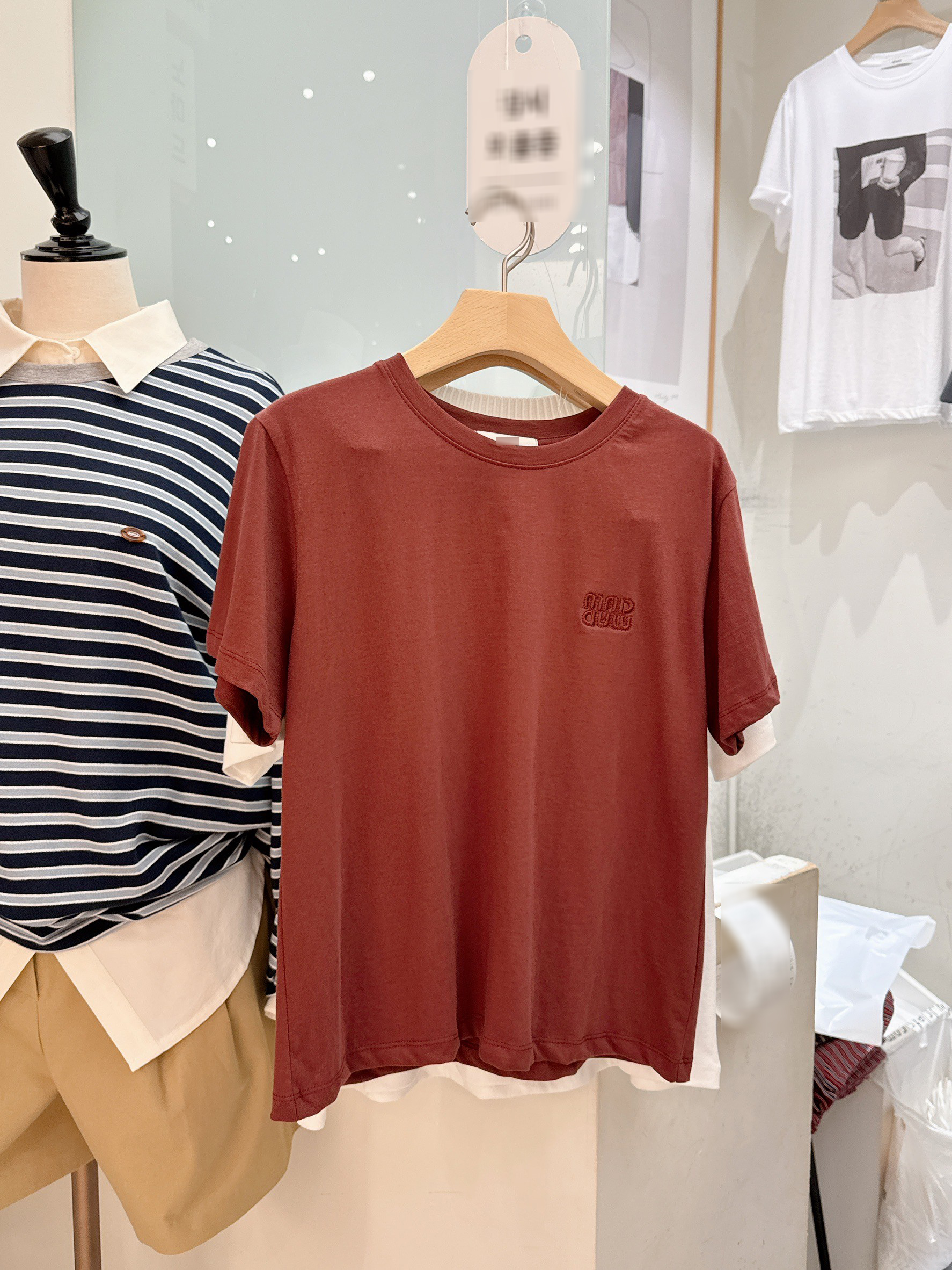 A08.文青風範同色小刺繡TEE