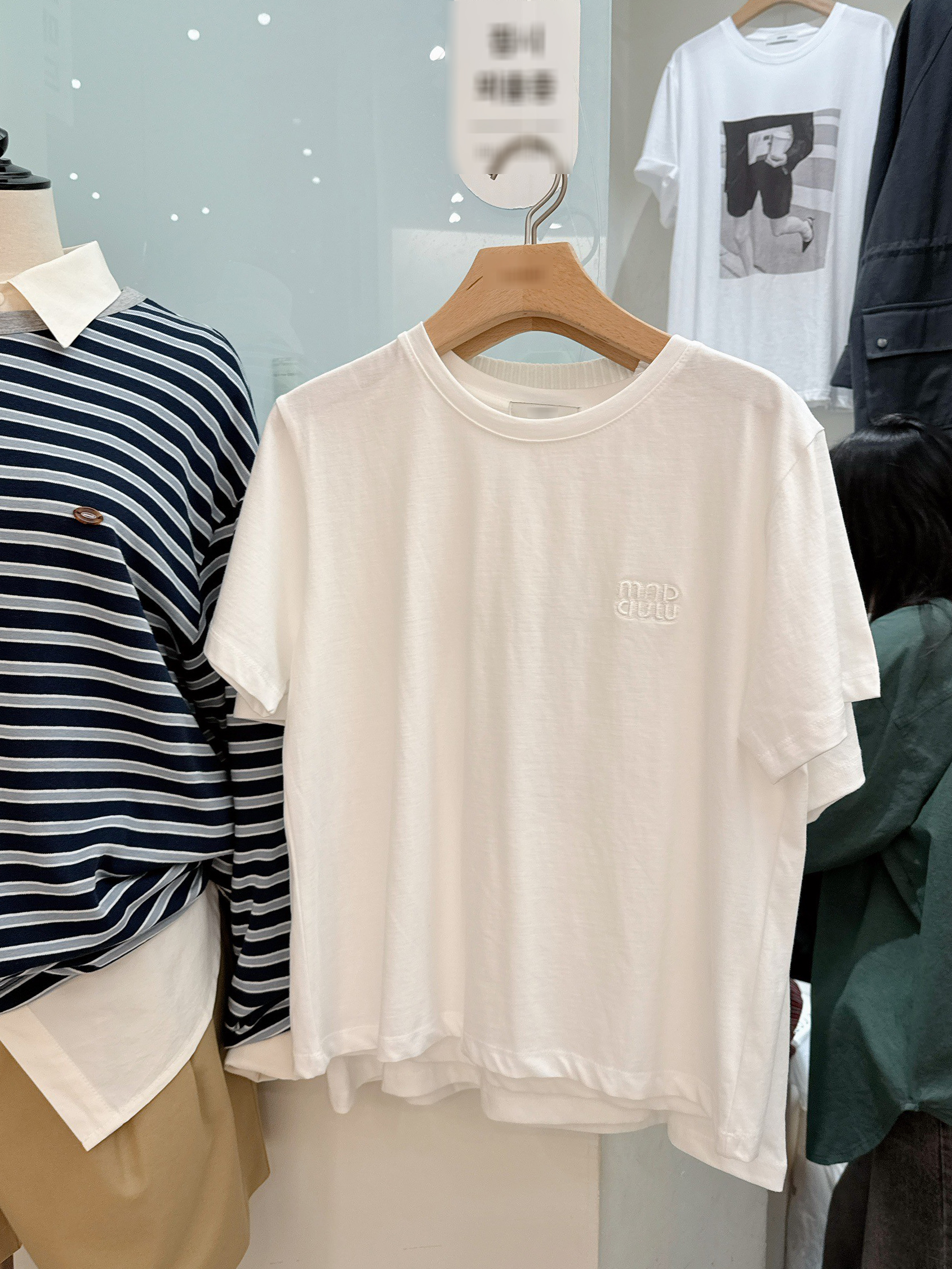 A08.文青風範同色小刺繡TEE