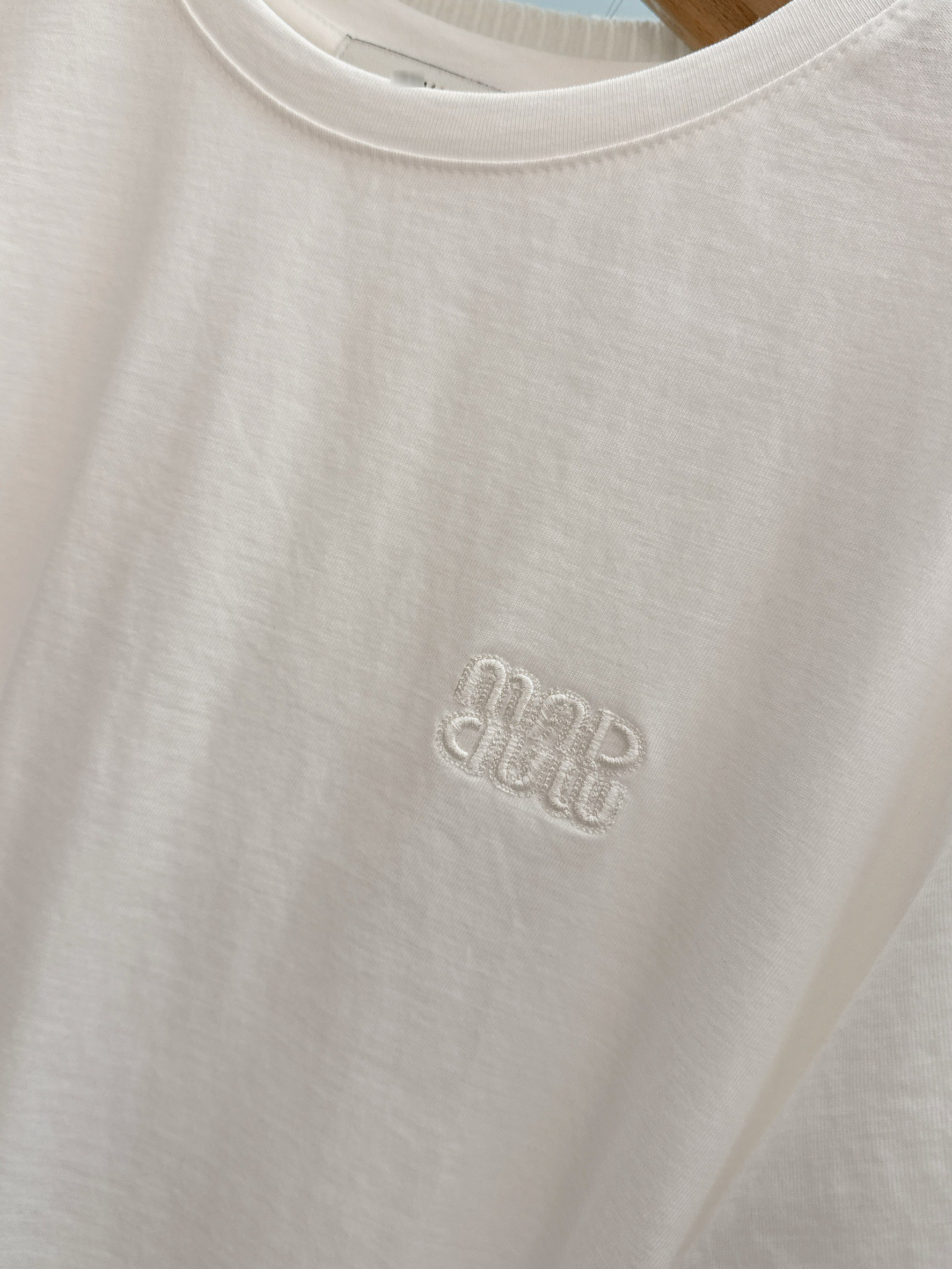A08.文青風範同色小刺繡TEE