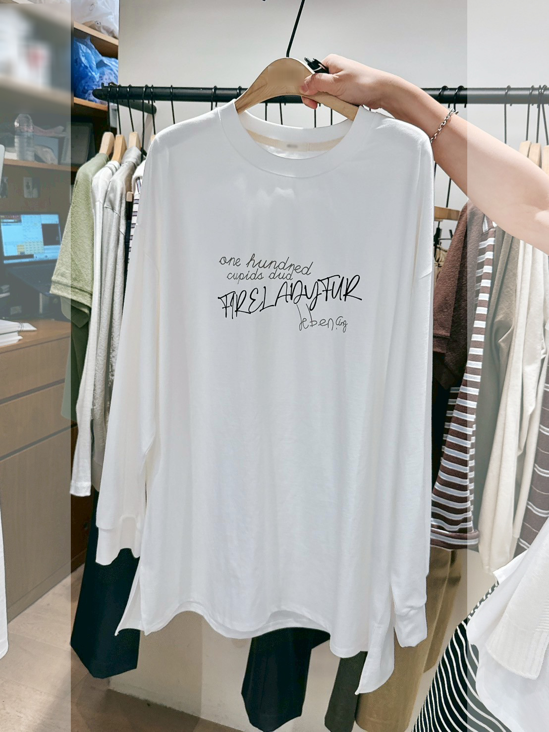 韓妞草寫開衩長TEE