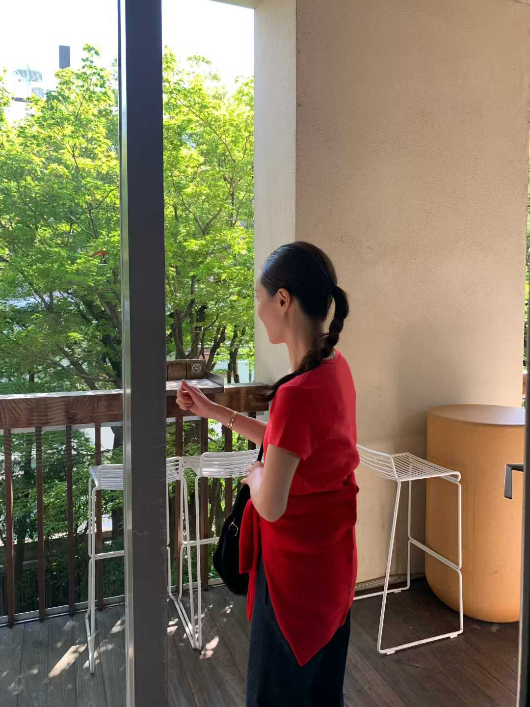 B27.清爽家俐落V領短袖TEE