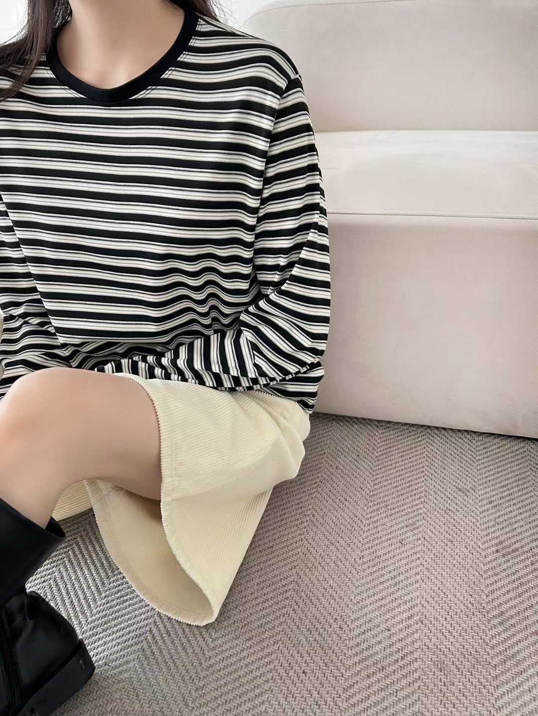 B15.秋意圓領舒適條紋TEE