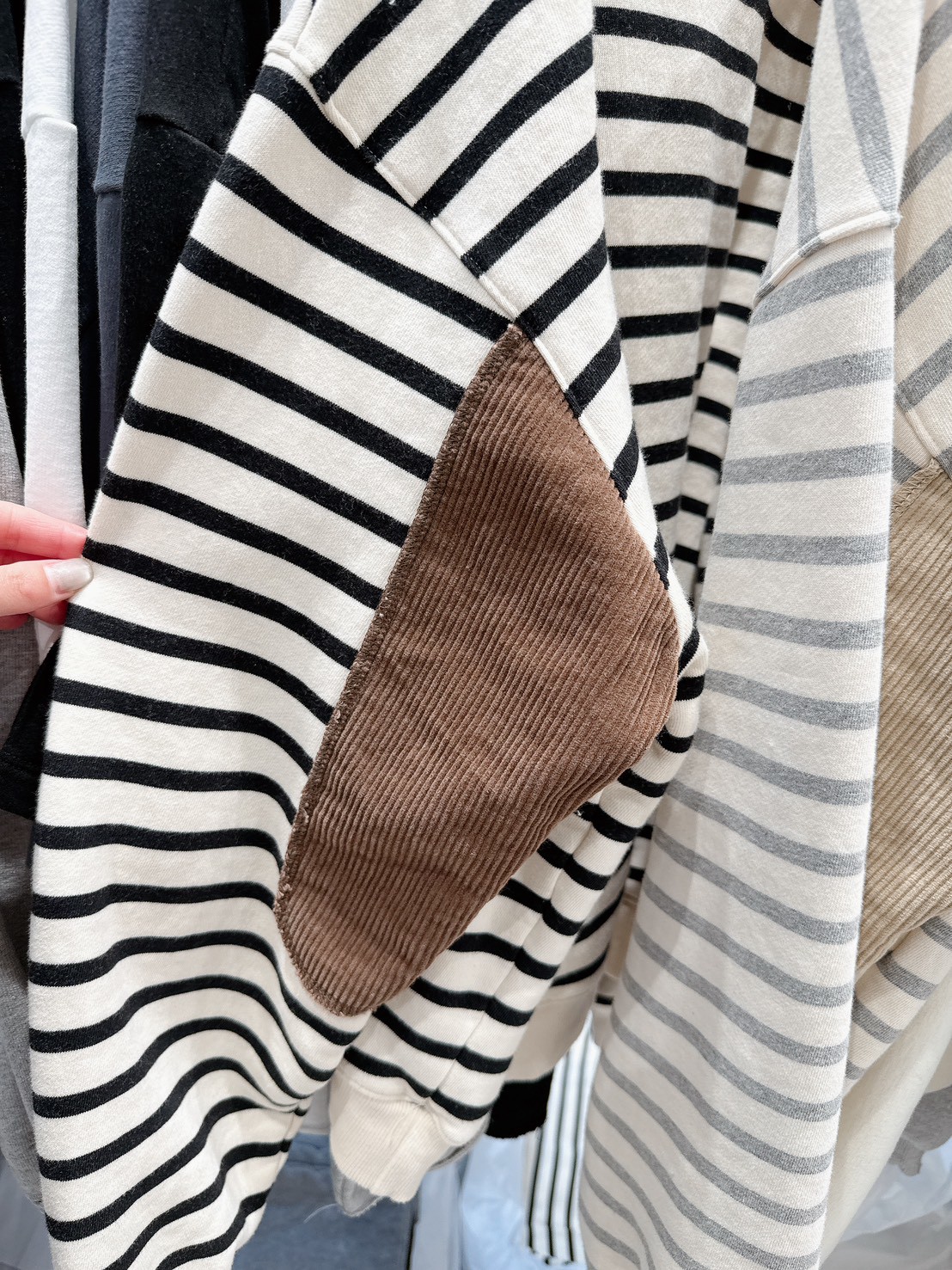 A02.拼接設計內磨毛條紋大學TEE