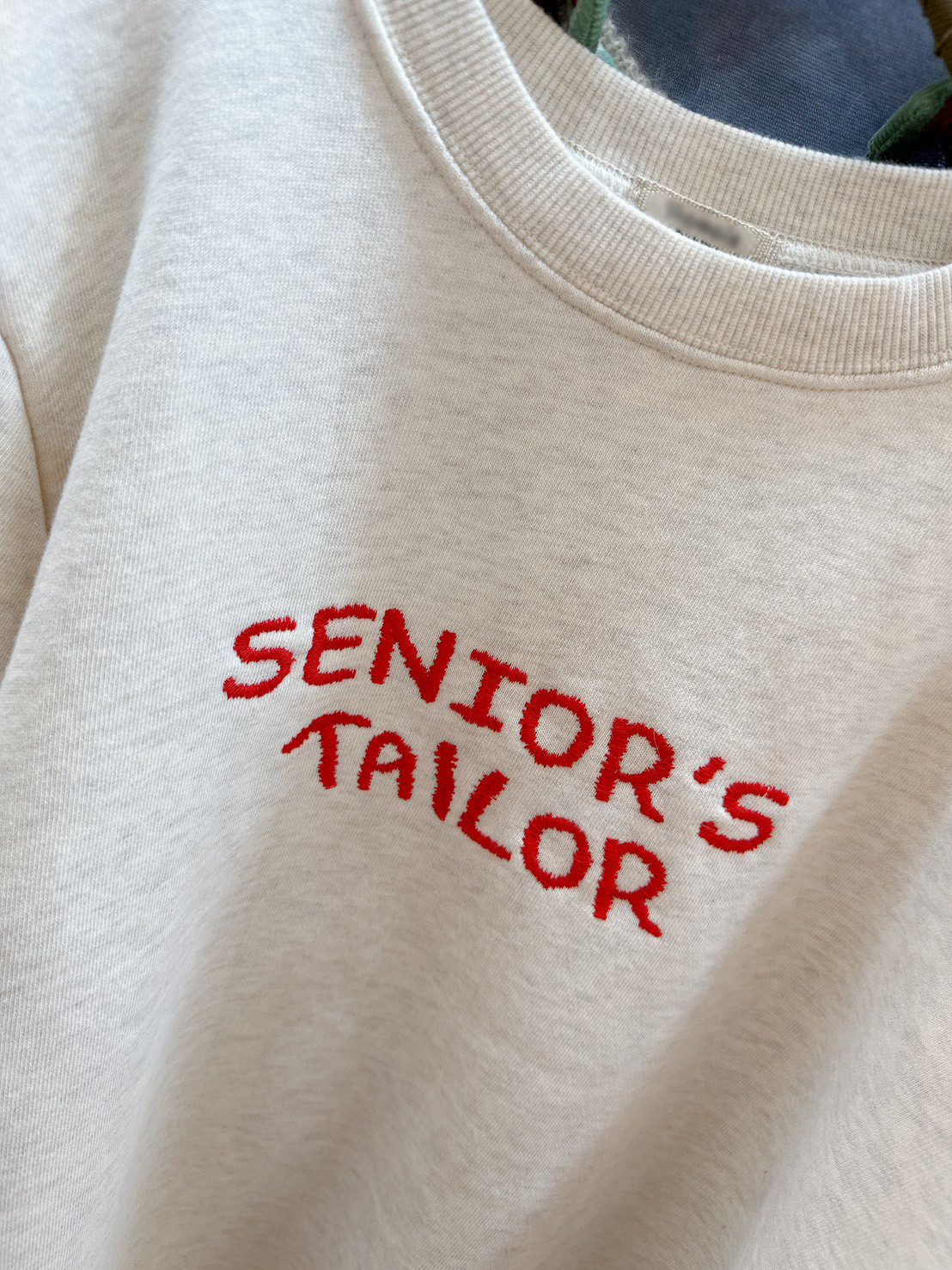 A24.韓妞亮眼英文繡字大學TEE