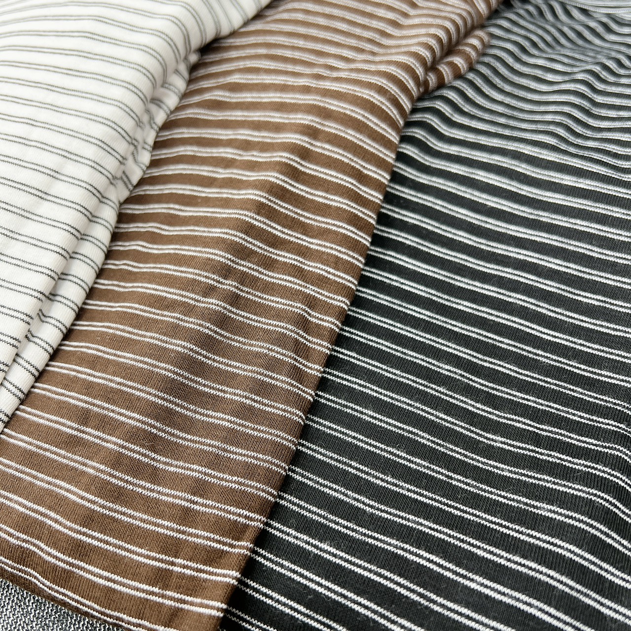 B24.好感系女孩零失誤條紋TEE