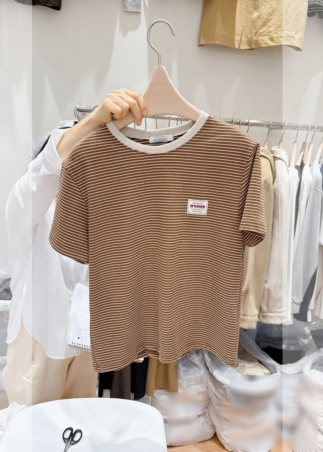 B23.撞色滾邊胸口小標條紋TEE