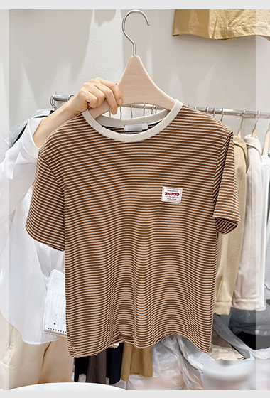 B23.撞色滾邊胸口小標條紋TEE