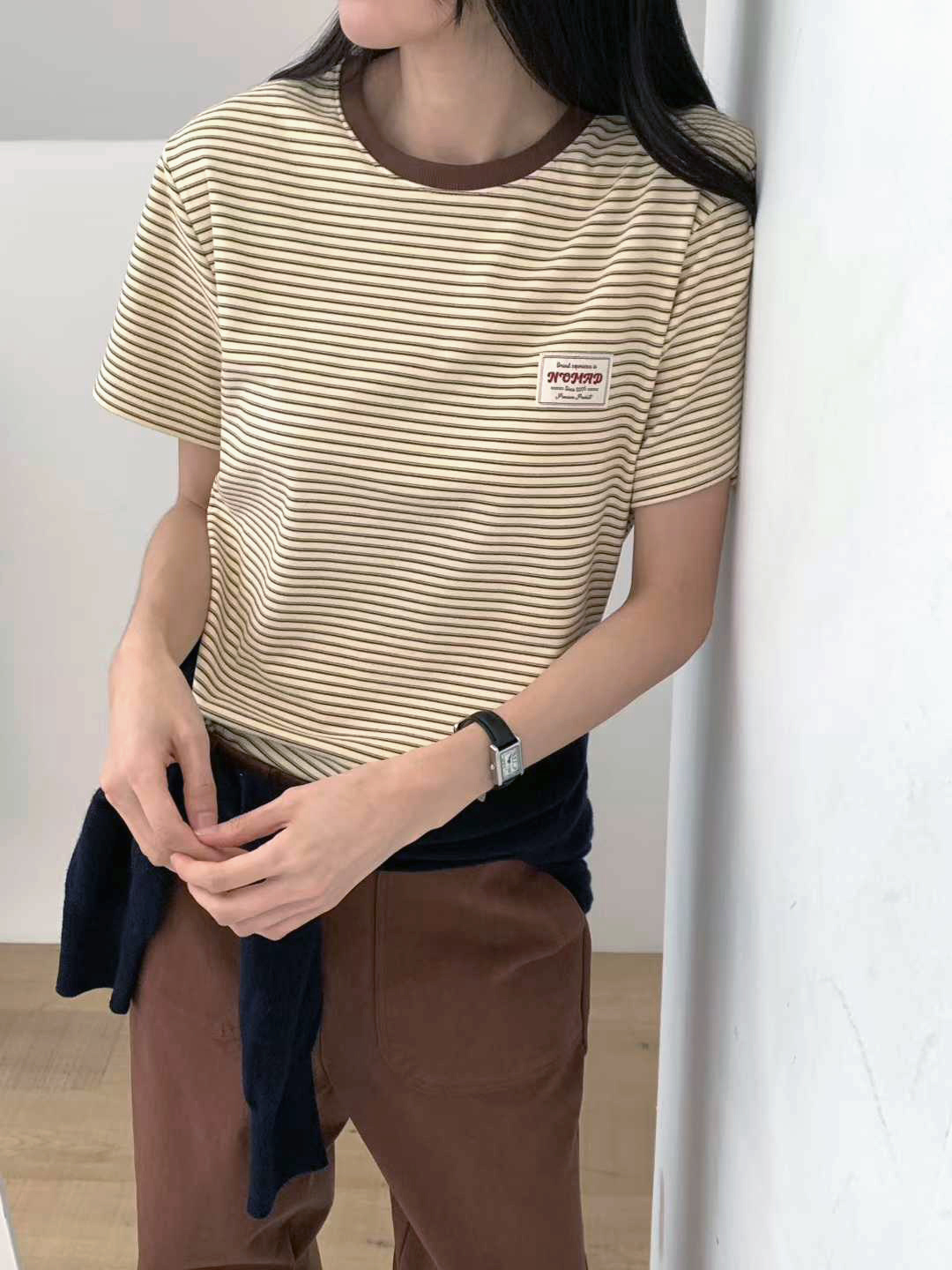 B23.撞色滾邊胸口小標條紋TEE