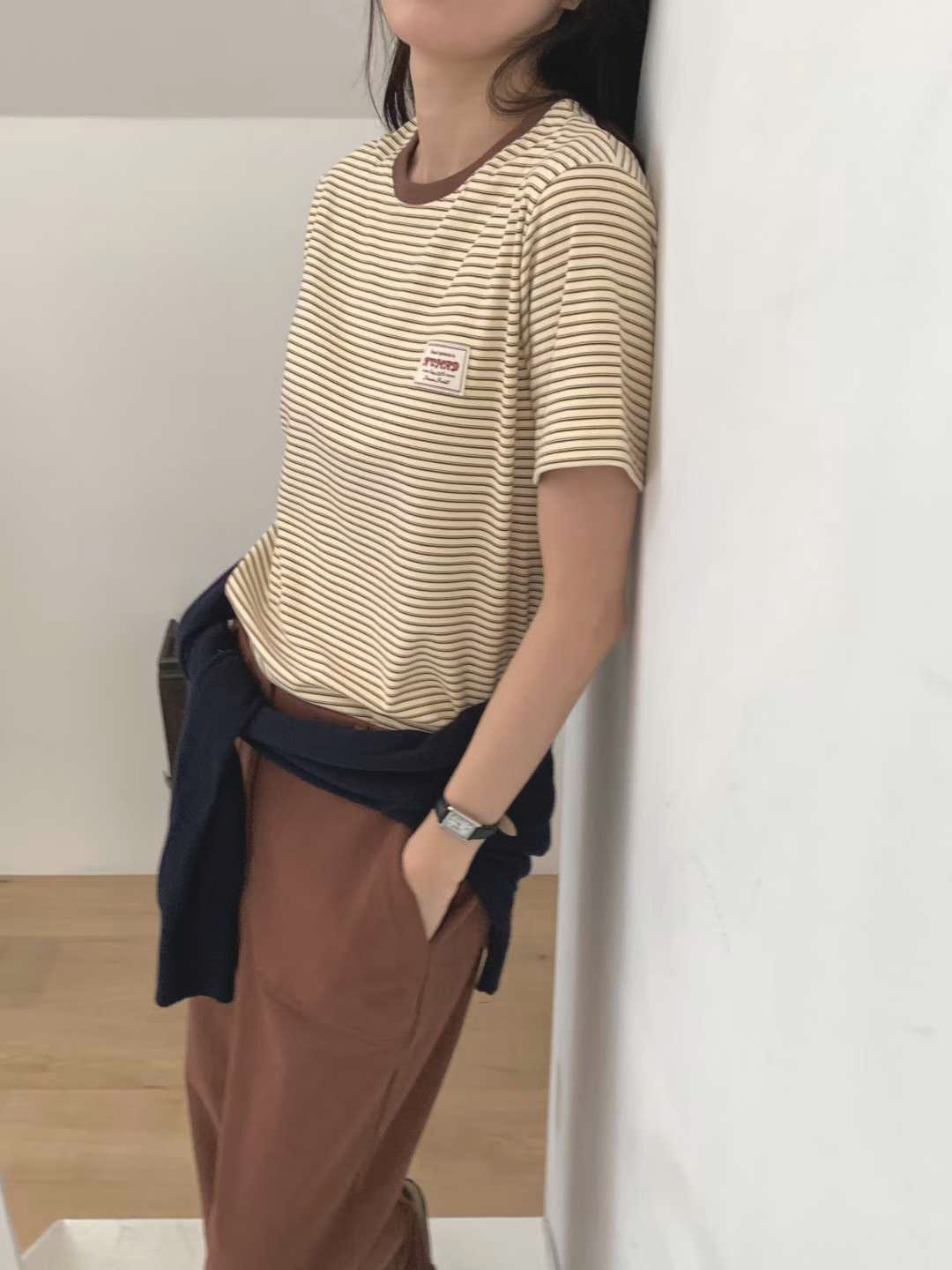 B23.撞色滾邊胸口小標條紋TEE