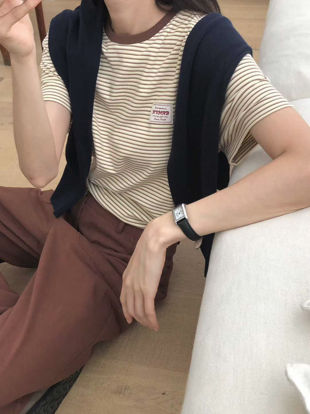 B23.撞色滾邊胸口小標條紋TEE