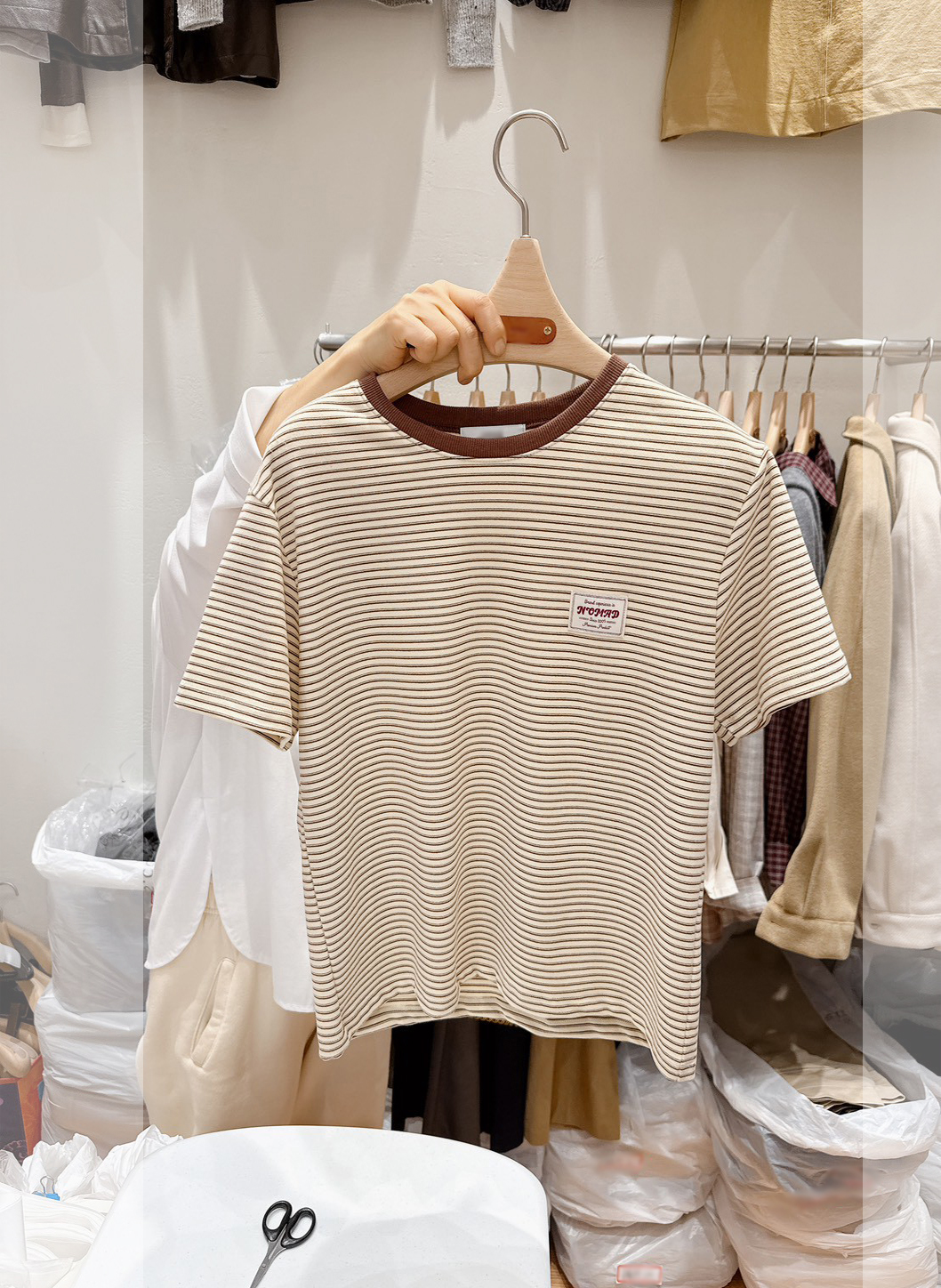 B23.撞色滾邊胸口小標條紋TEE