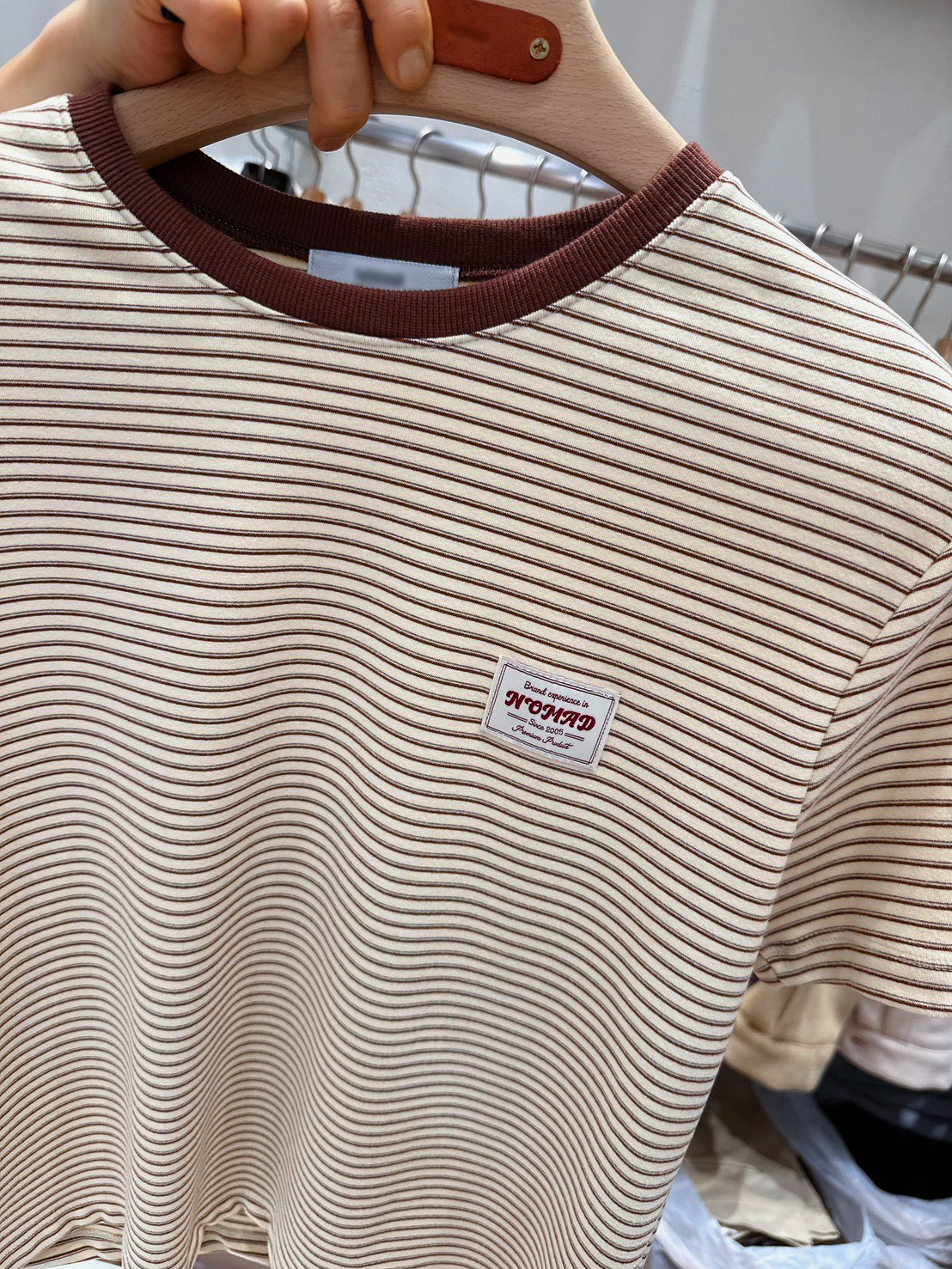 B23.撞色滾邊胸口小標條紋TEE