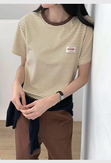 B23.撞色滾邊胸口小標條紋TEE