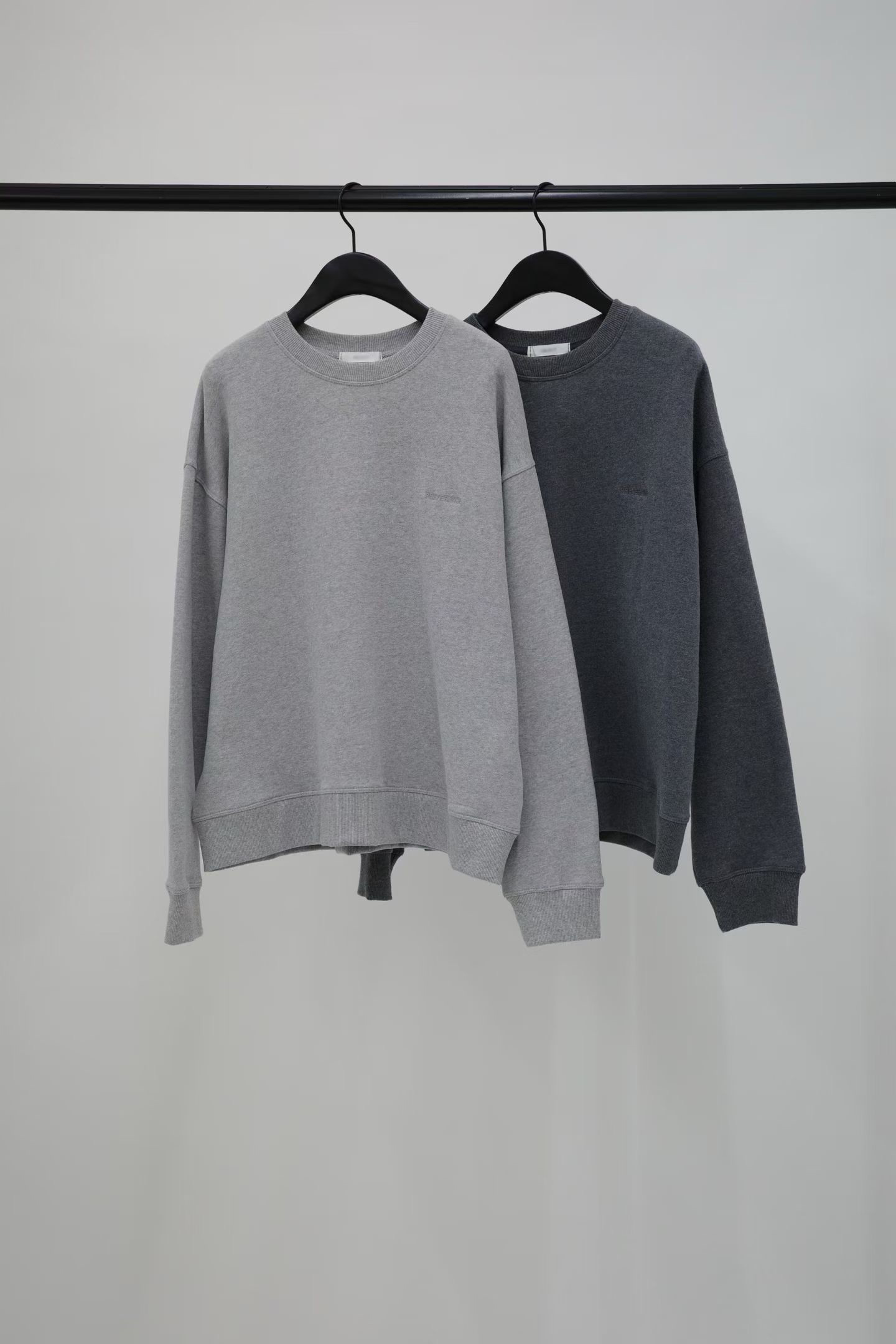 B80.纖瘦家灰階低調繡字大學TEE