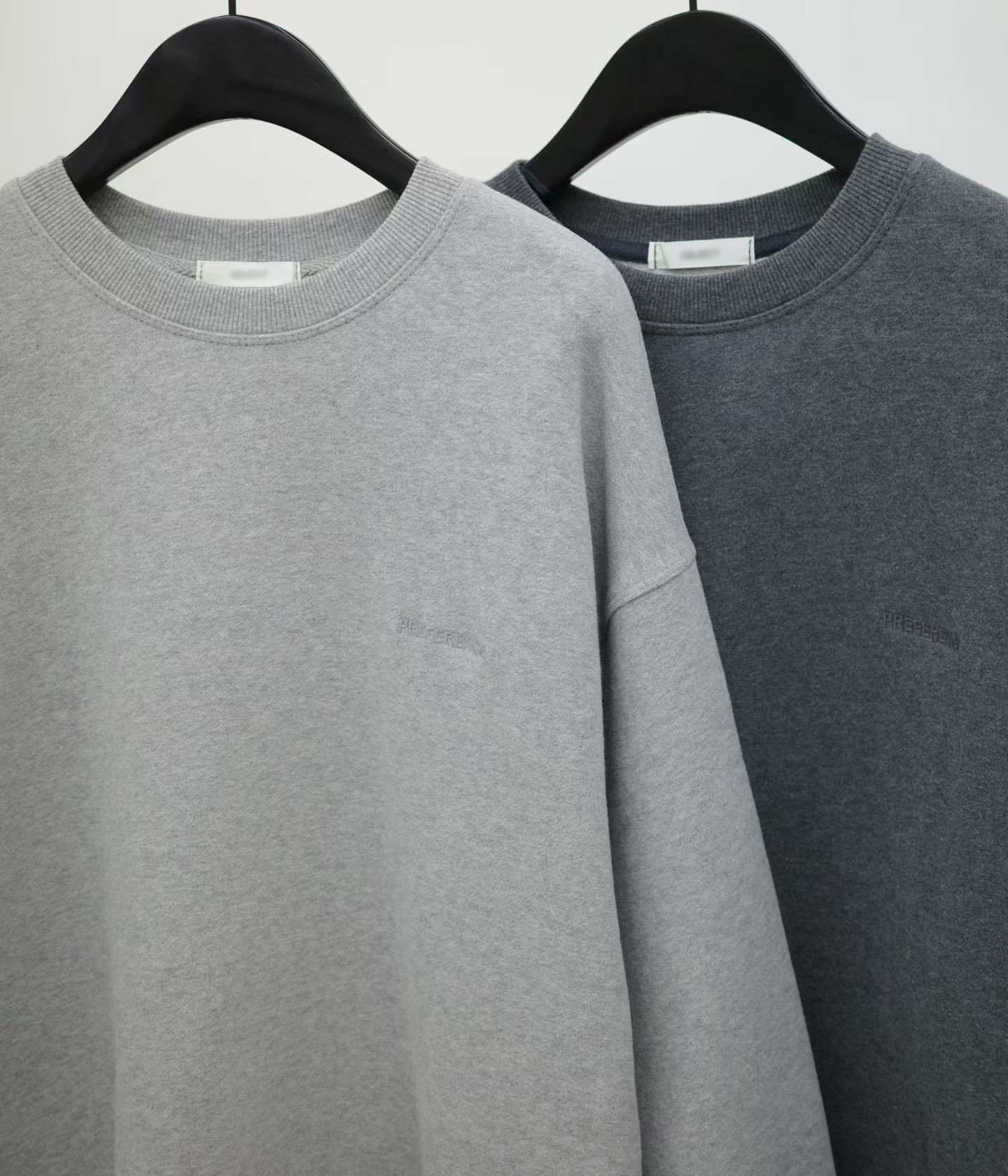 B80.纖瘦家灰階低調繡字大學TEE