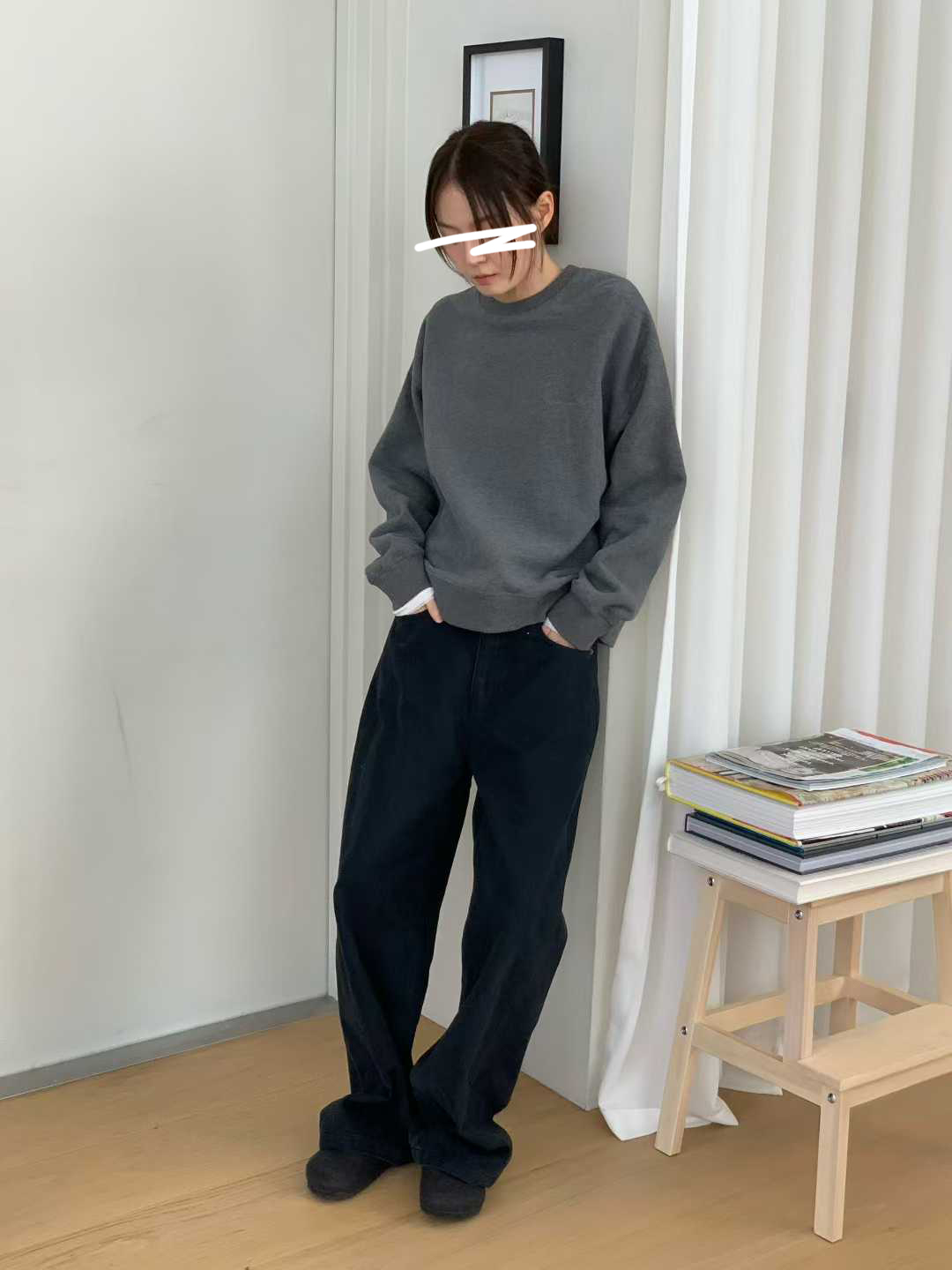 B80.纖瘦家灰階低調繡字大學TEE