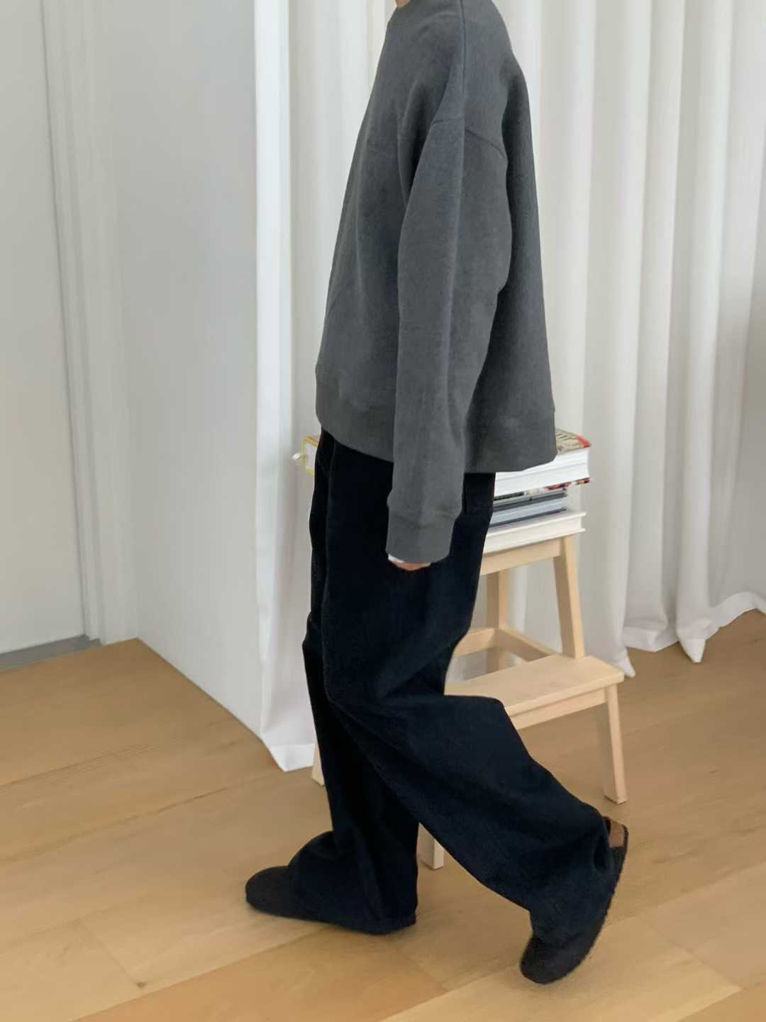 B80.纖瘦家灰階低調繡字大學TEE