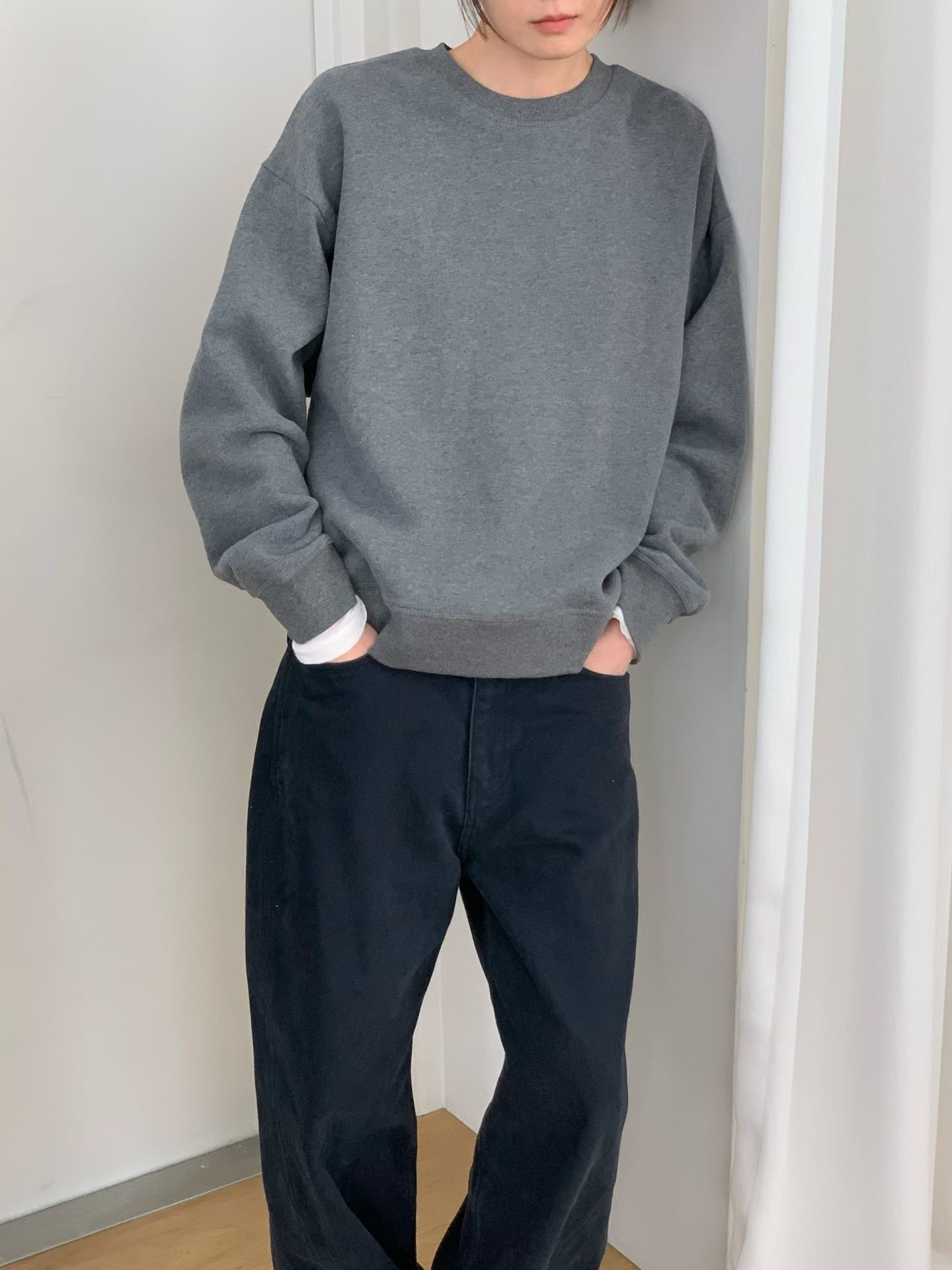 B80.纖瘦家灰階低調繡字大學TEE