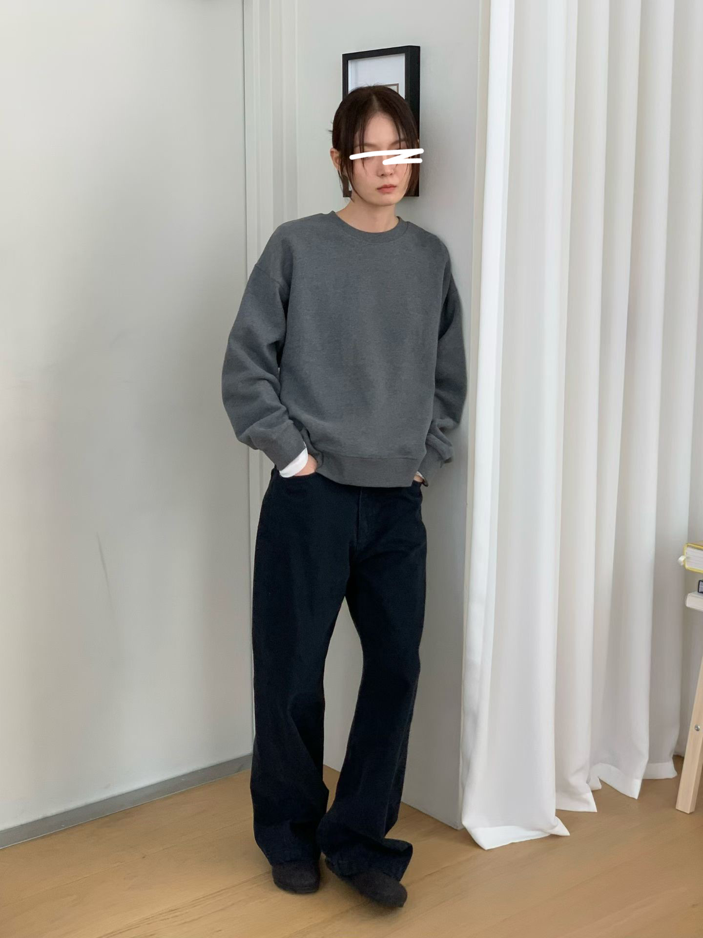 B80.纖瘦家灰階低調繡字大學TEE