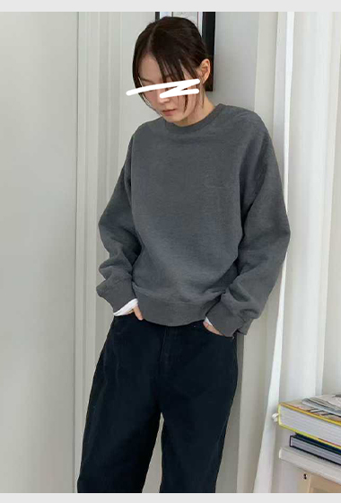 B80.纖瘦家灰階低調繡字大學TEE