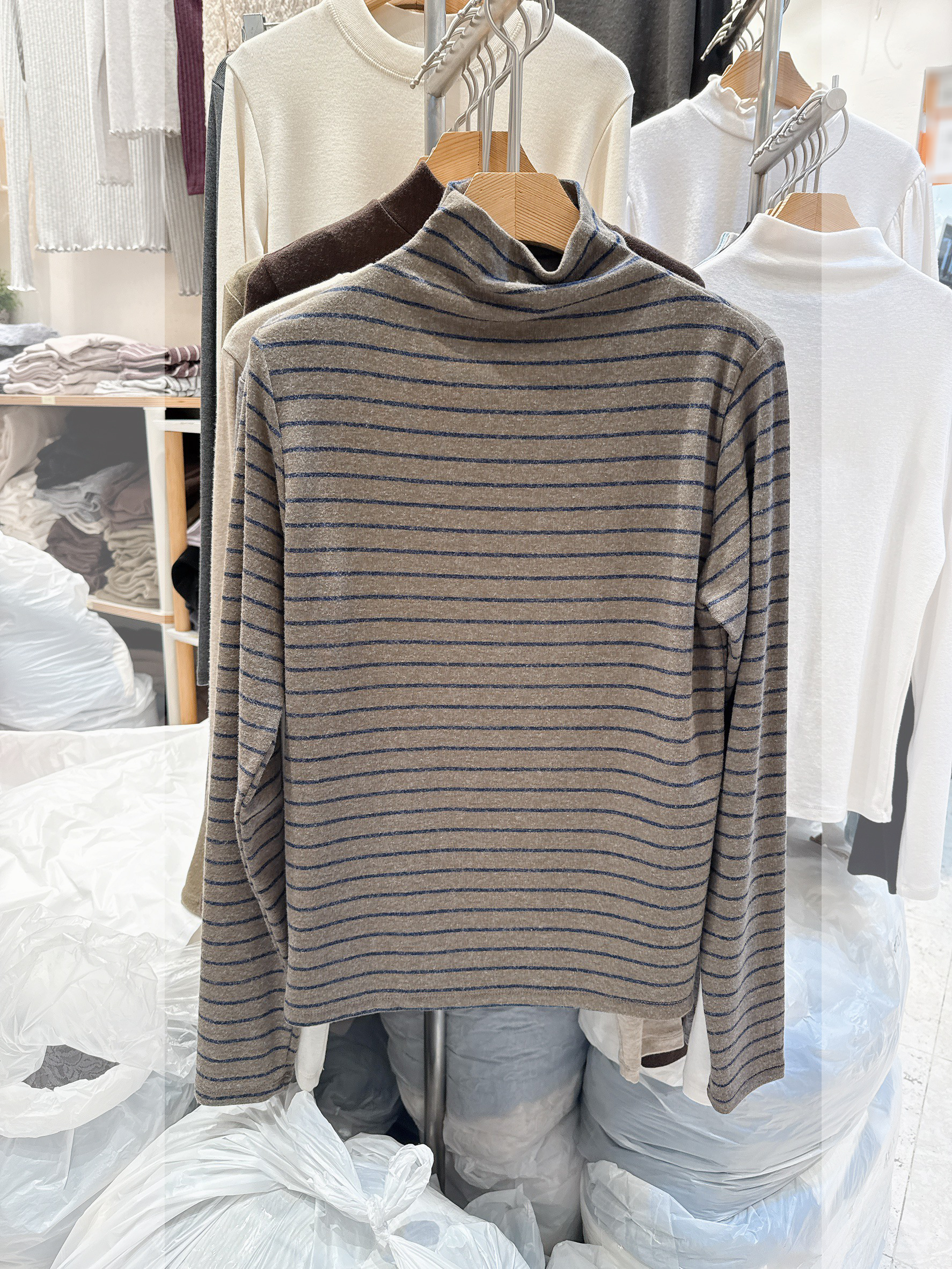 B75.不刺膚條紋高領上衣