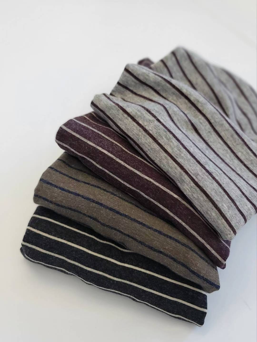 B75.不刺膚條紋高領上衣