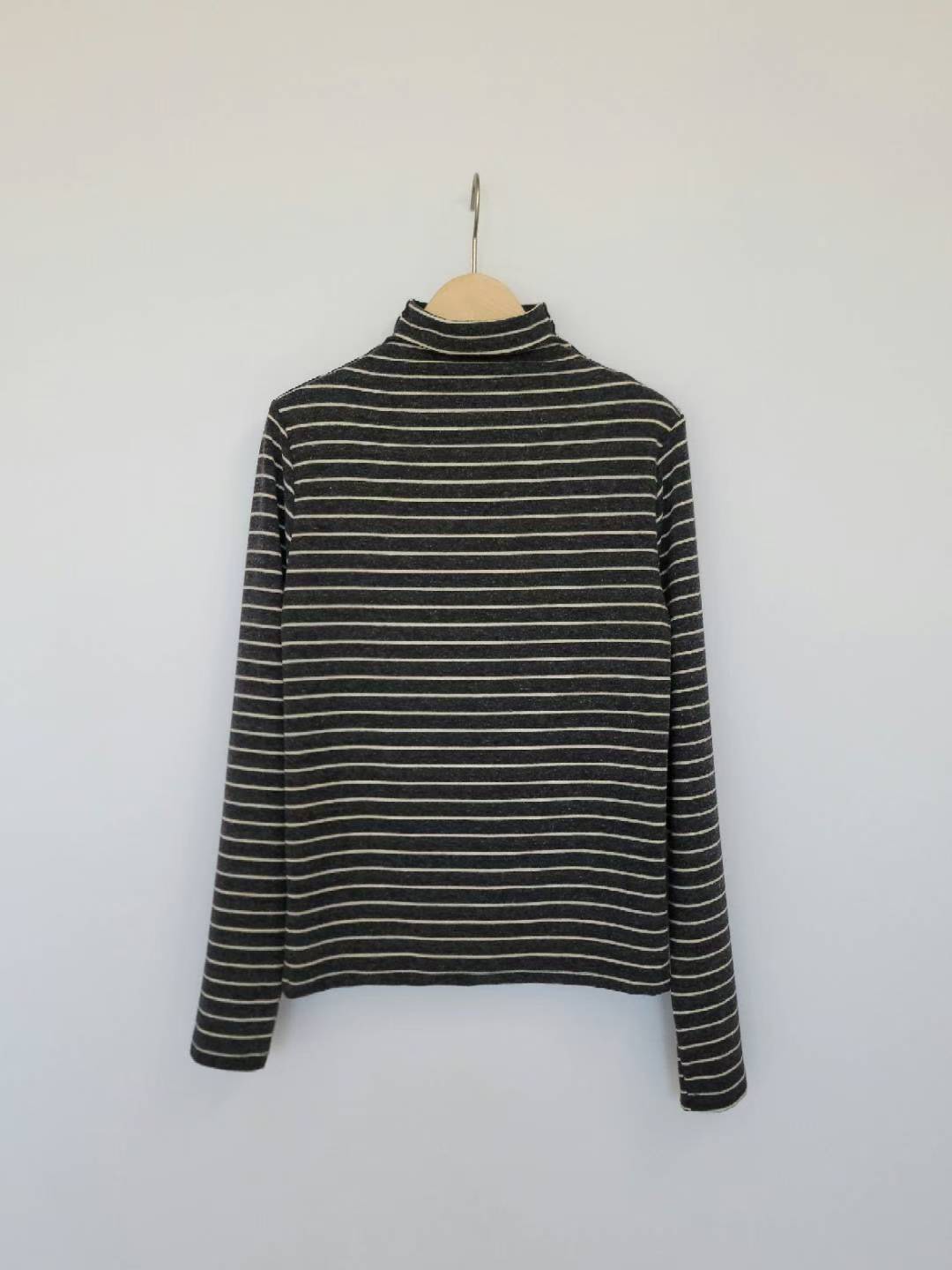 B75.不刺膚條紋高領上衣