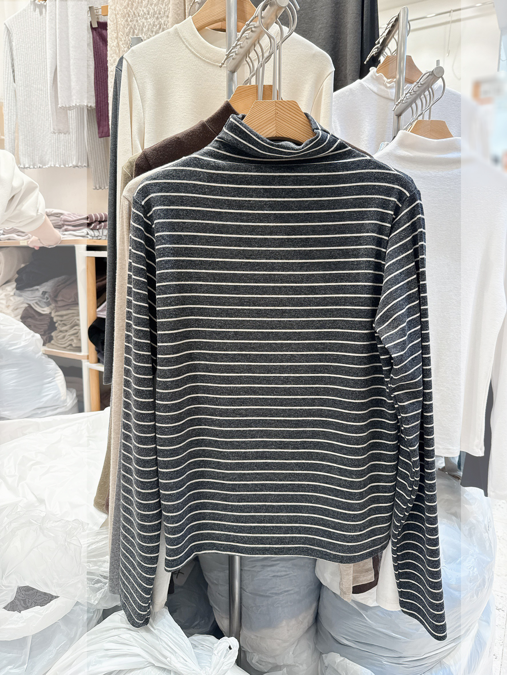 B75.不刺膚條紋高領上衣