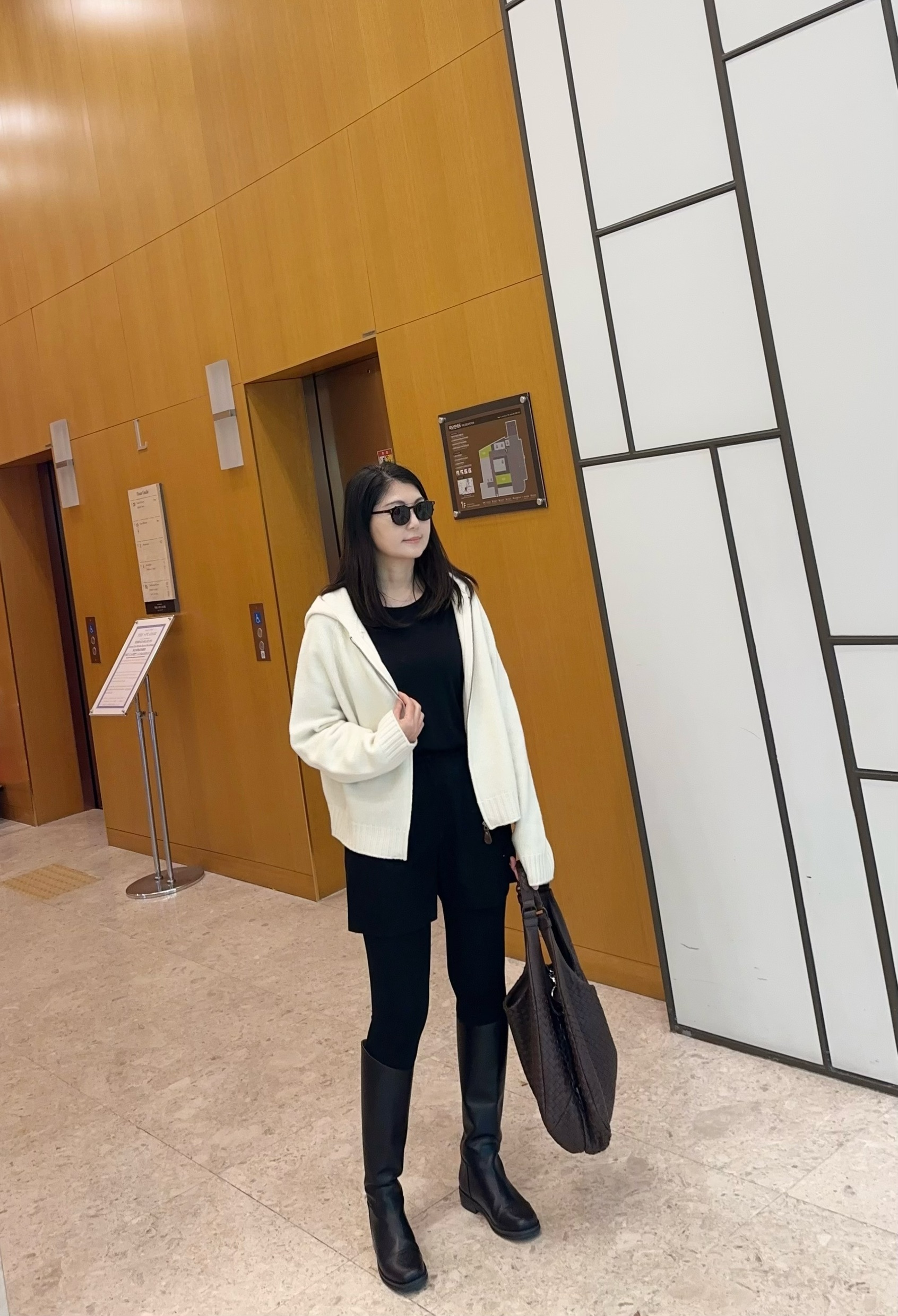 A20.韓國百搭推薦肩線前移上衣