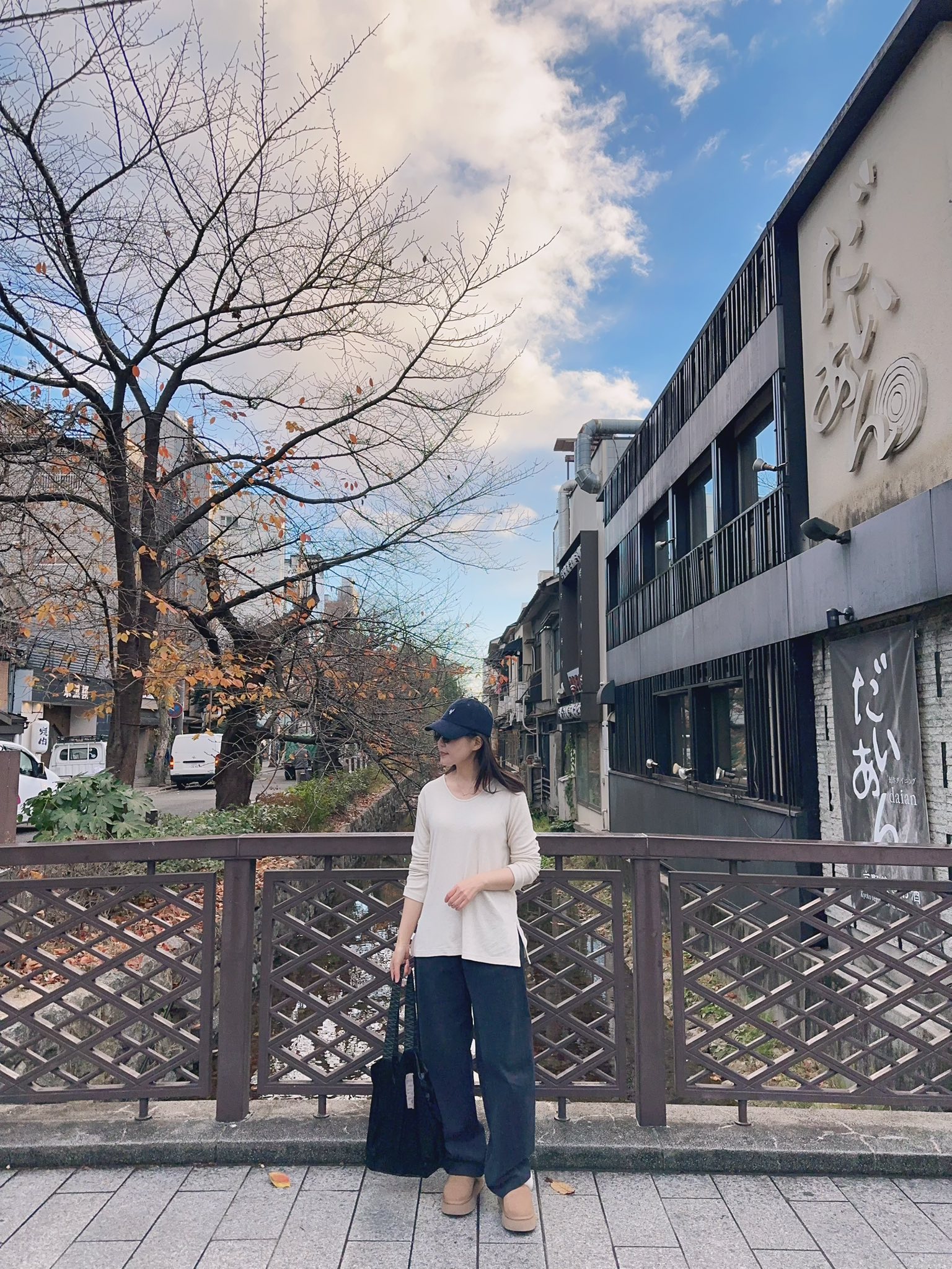 B26.冬季百搭大圓領開衩上衣