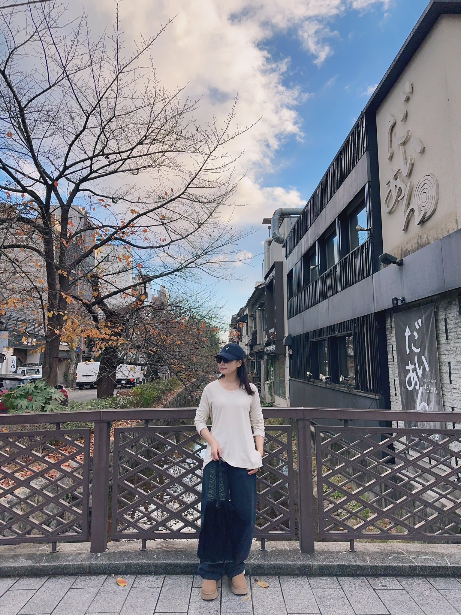 B26.冬季百搭大圓領開衩上衣