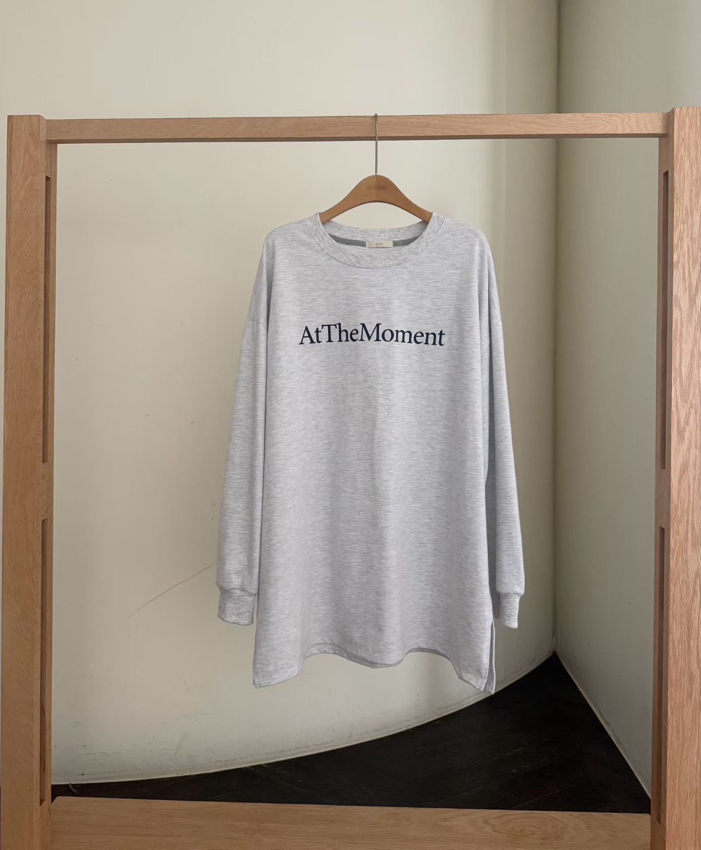 B13.AT The Moment長版TEE