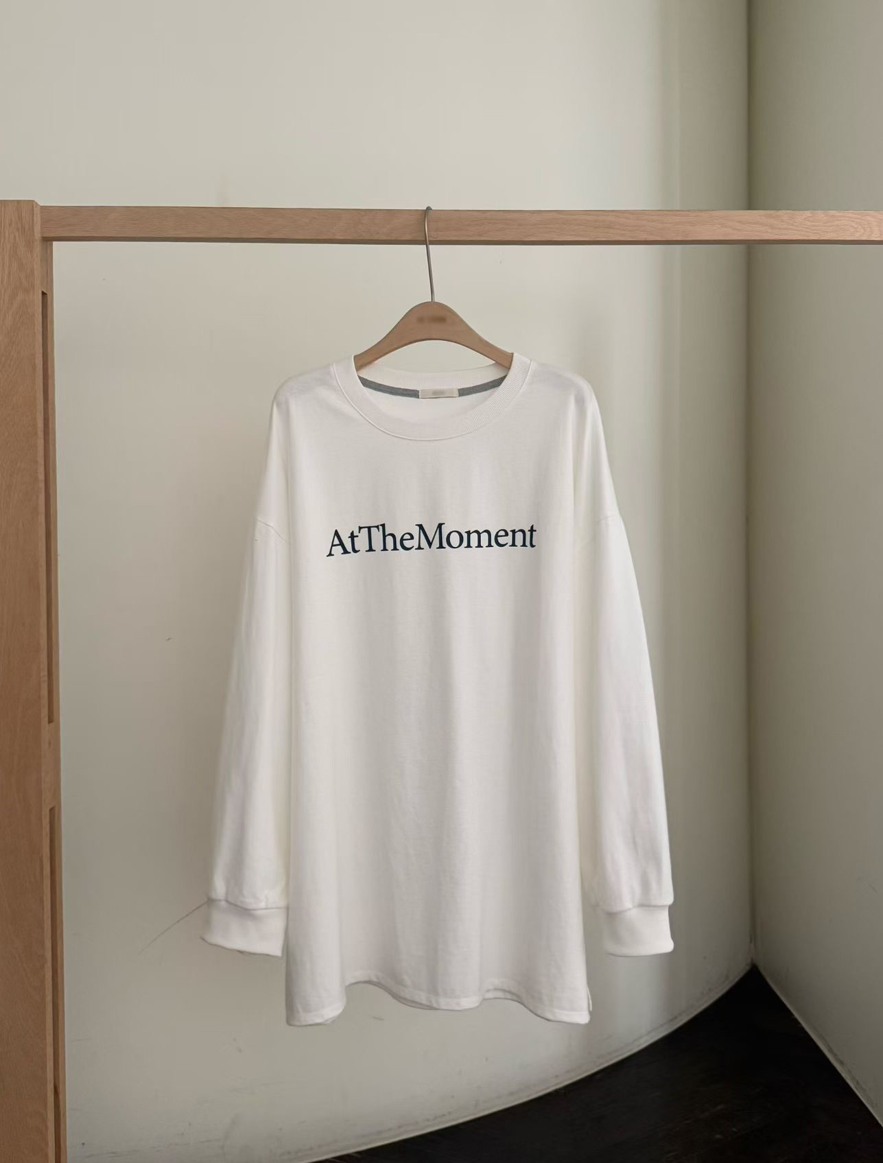 B13.AT The Moment長版TEE